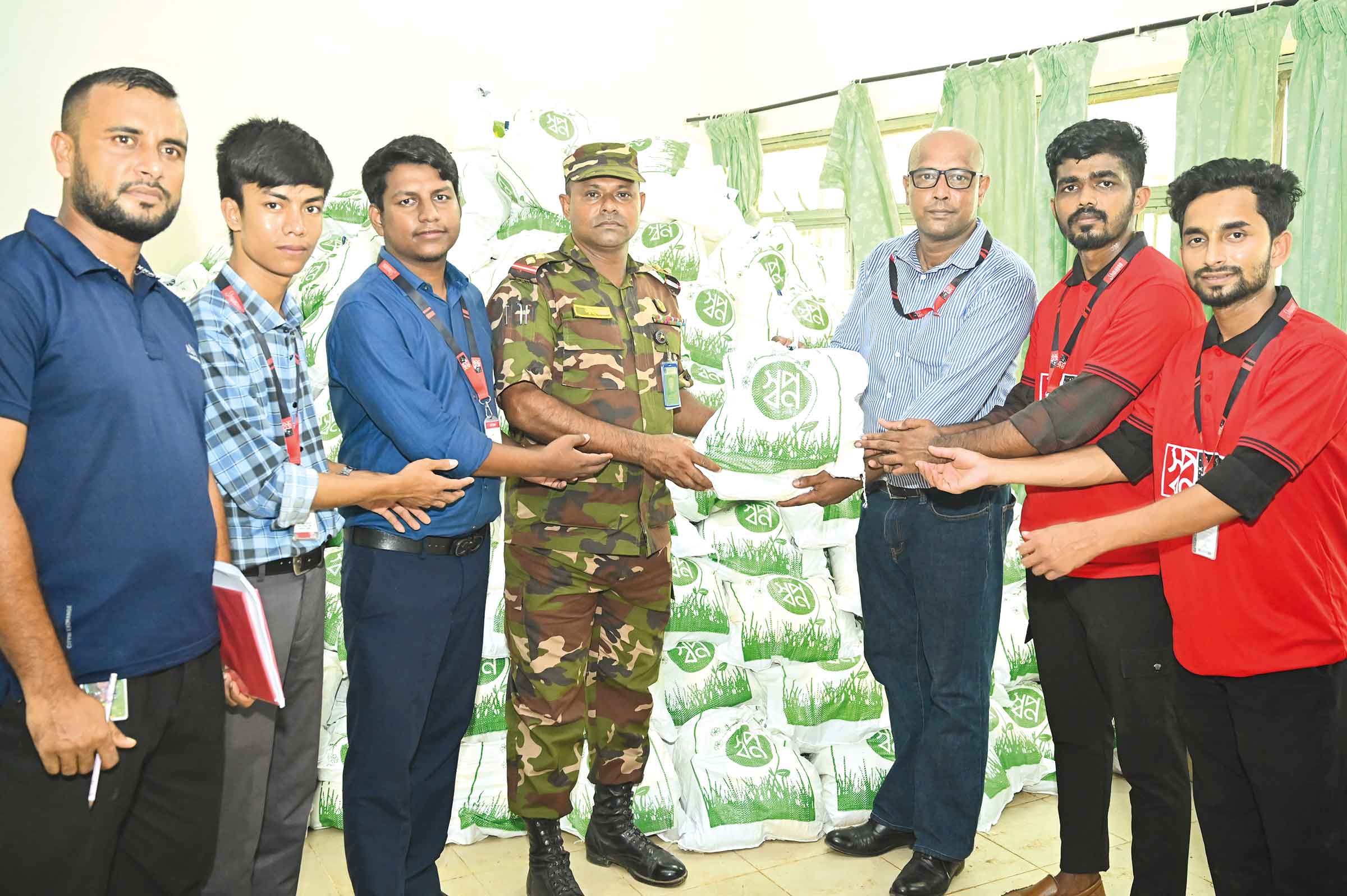বন্যার্তদের সহায়তায় রিটেইল চেইন শপ 'স্বপ্ন'