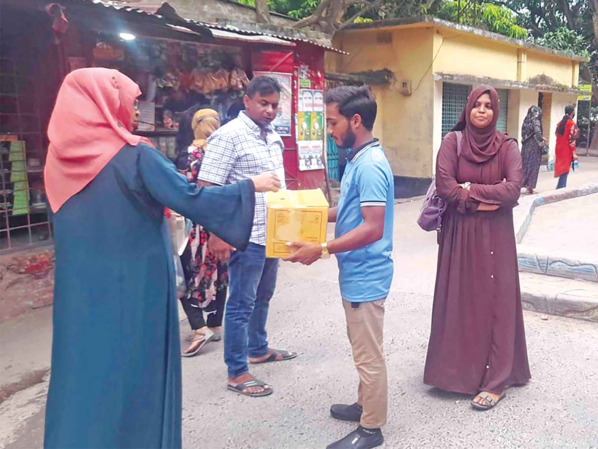 বন্যার্তদের জন্য রাস্তায় রাস্তায় ছাত্র-জনতার অর্থ সংগ্রহ