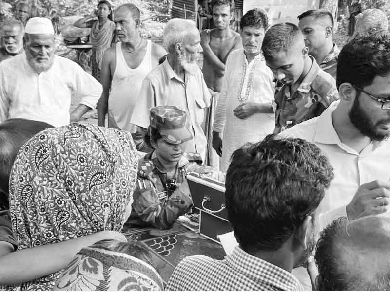 দুর্গতদের মধ্যে চিকিৎসাসেবা প্রদান বিমান বাহিনীর
