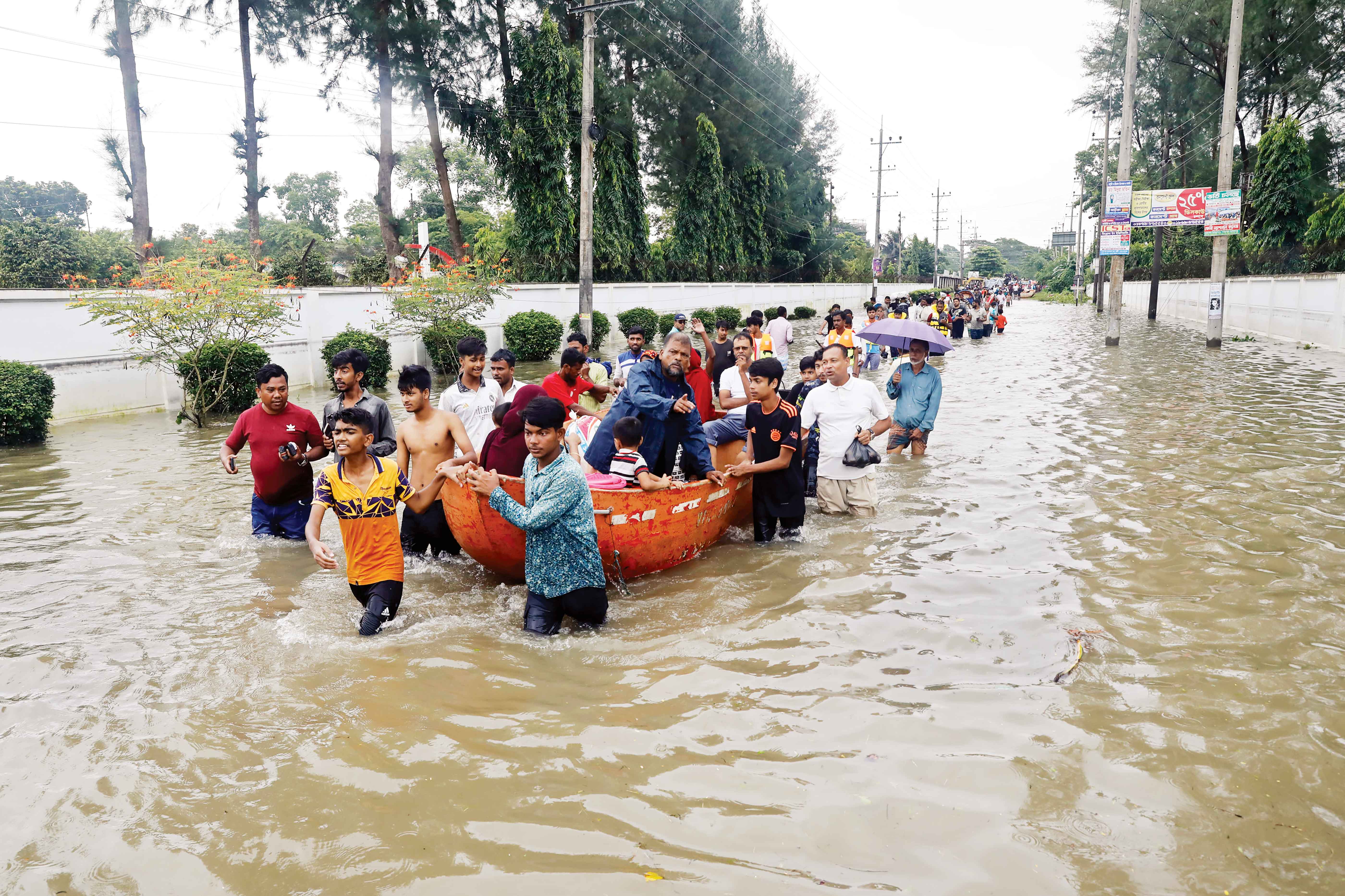 ত্রাণের জন্য হাহাকার
