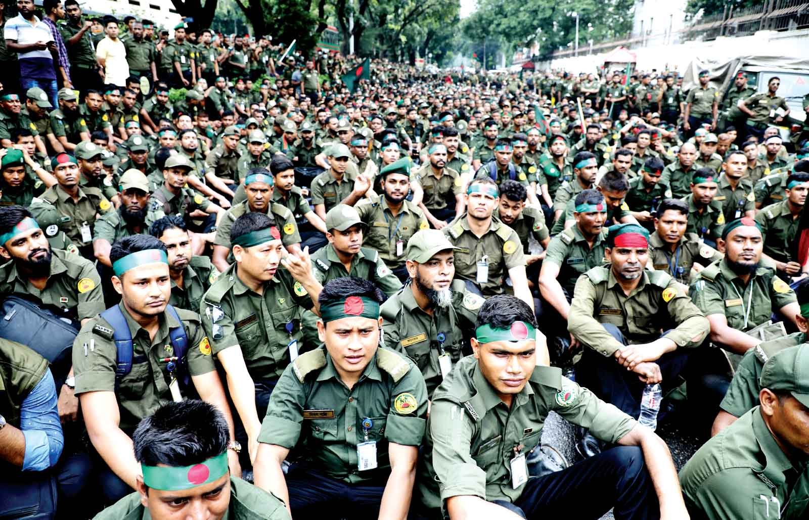 স্বরাষ্ট্র উপদেষ্টার আশ্বাসে স্থগিত আনসারদের বিক্ষোভ
