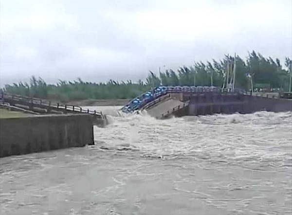 তীব্র পানির চাপে ভেঙে গেল মুছাপুর ক্লোজার স্লুইস গেট
