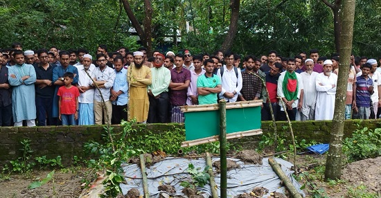 হাতিয়ায় সমন্বয়ক মাসুদকে দেখে কান্নায় ভেঙে পড়েন শহীদ রিটনের বাবা