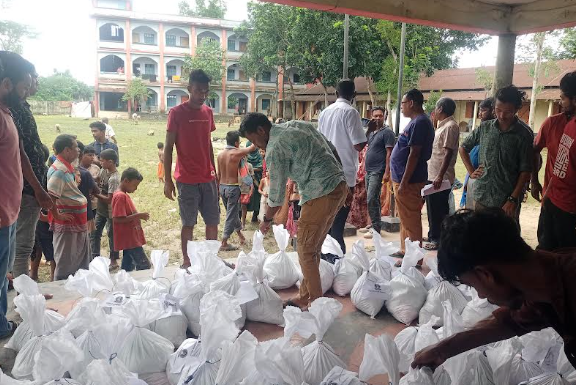 বন্যার্তদের মাঝে সিকৃবি শিক্ষক-শিক্ষার্থীদের ত্রাণ বিতরণ