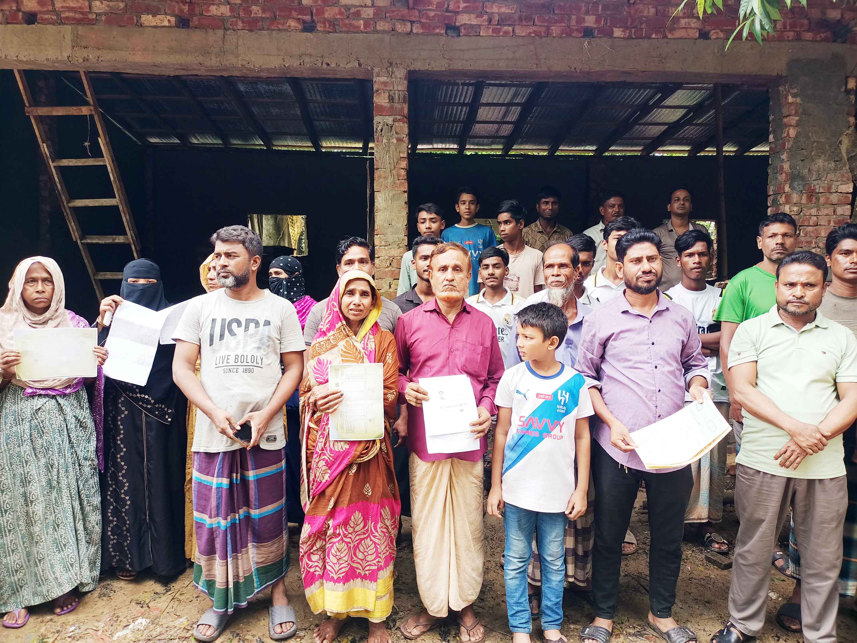 সাতকানিয়ায় দলিল হাতে ভুক্তভোগীদের মানববন্ধন