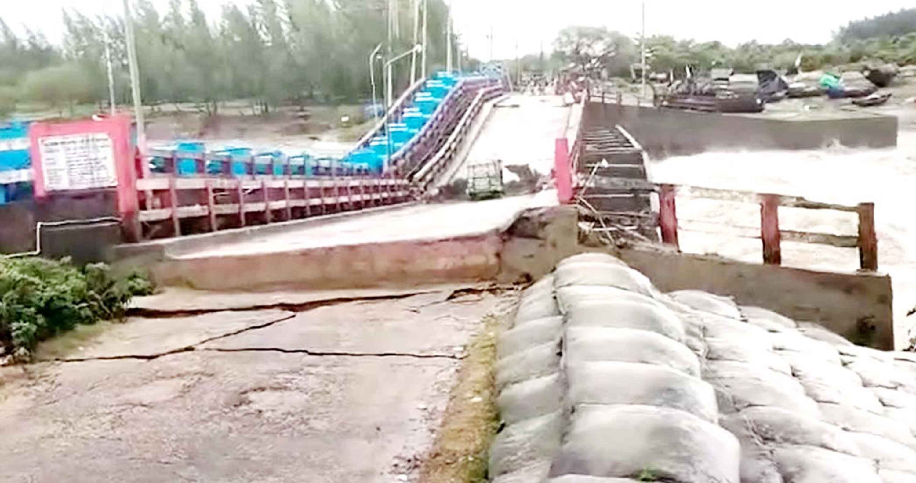তীব্র পানির চাপে ভেঙে গেল মুছাপুর ক্লোজার স্স্নুইস গেট