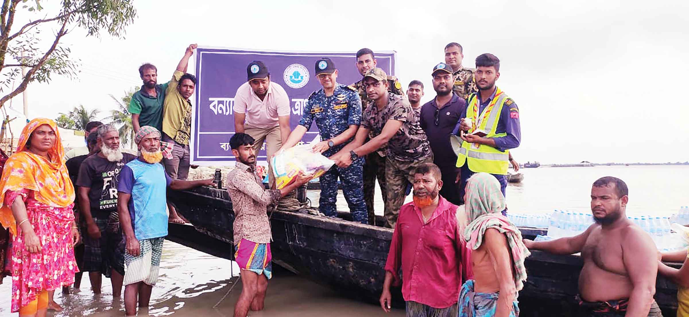 মোংলা বন্দরের পক্ষ থেকে ত্রাণসামগ্রী বিতরণ