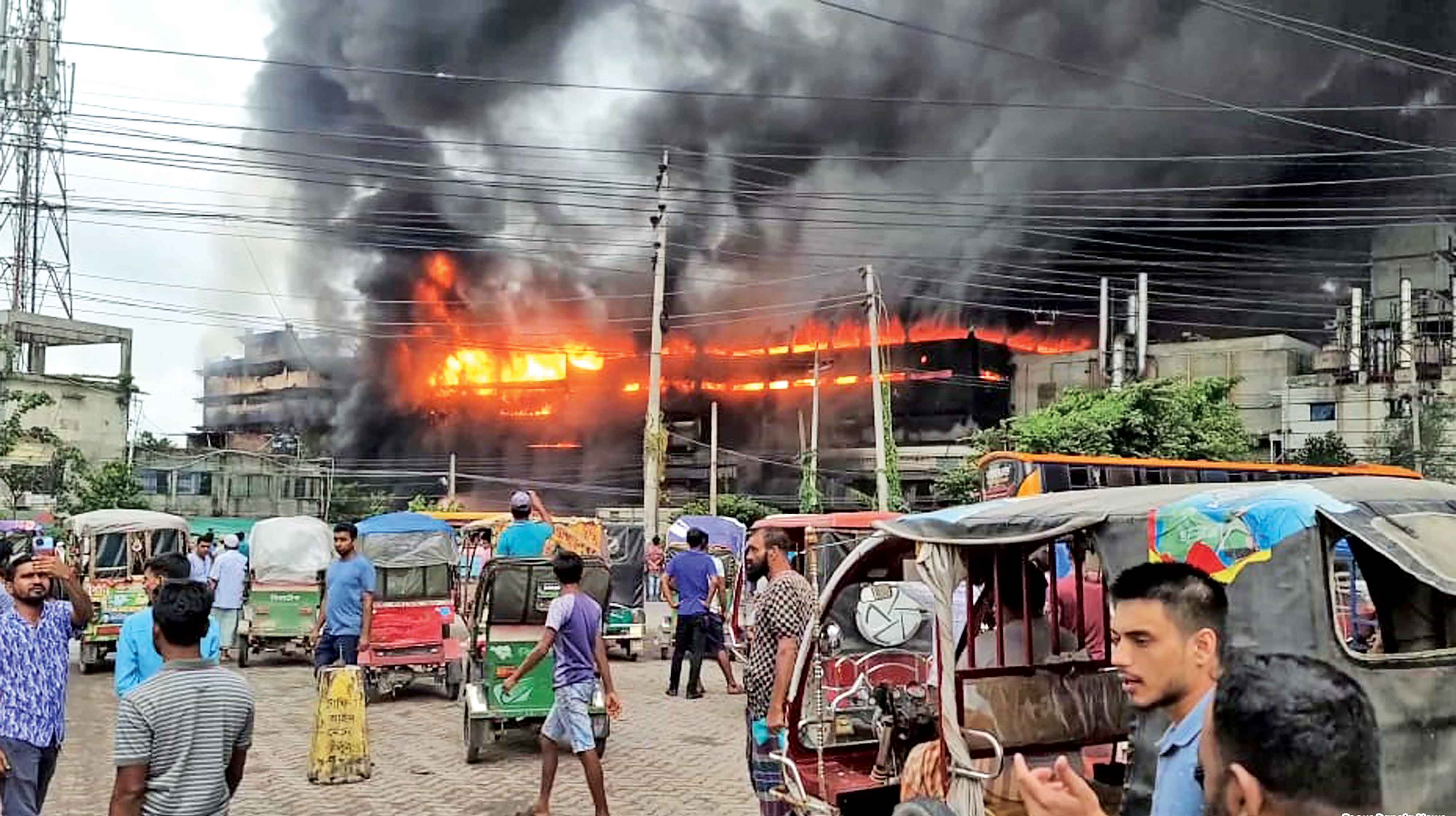 লুটপাটের পর গাজী টায়ারে আগুন