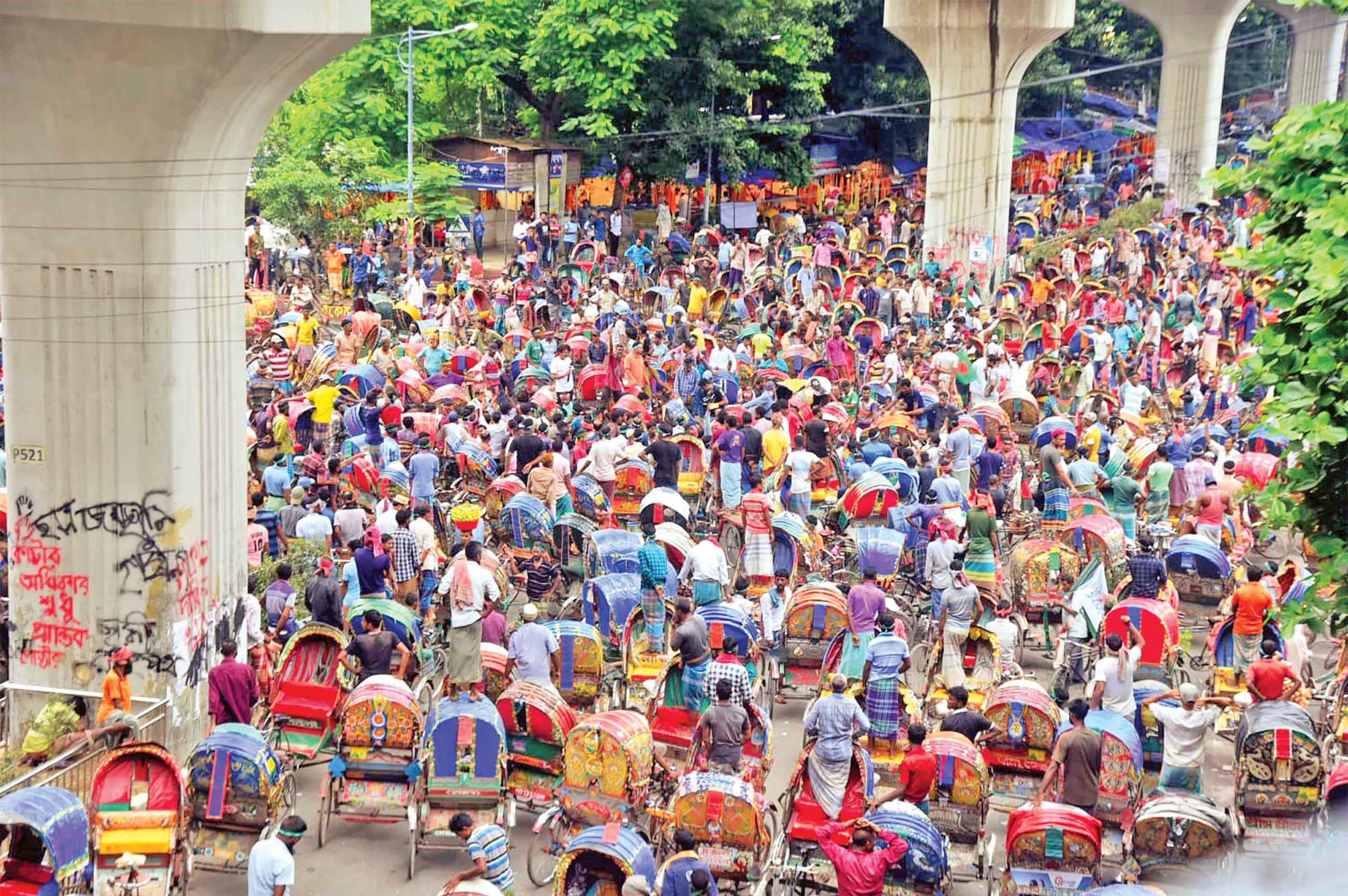 ব্যাটারিচালিত রিকশা বন্ধের দাবিতে পায়ে চালিত চালকদের বিক্ষোভ