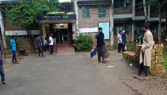 স্থানীয়দের আল্টিমেটামে হল ছাড়লেন শাবির শিক্ষার্থীরা