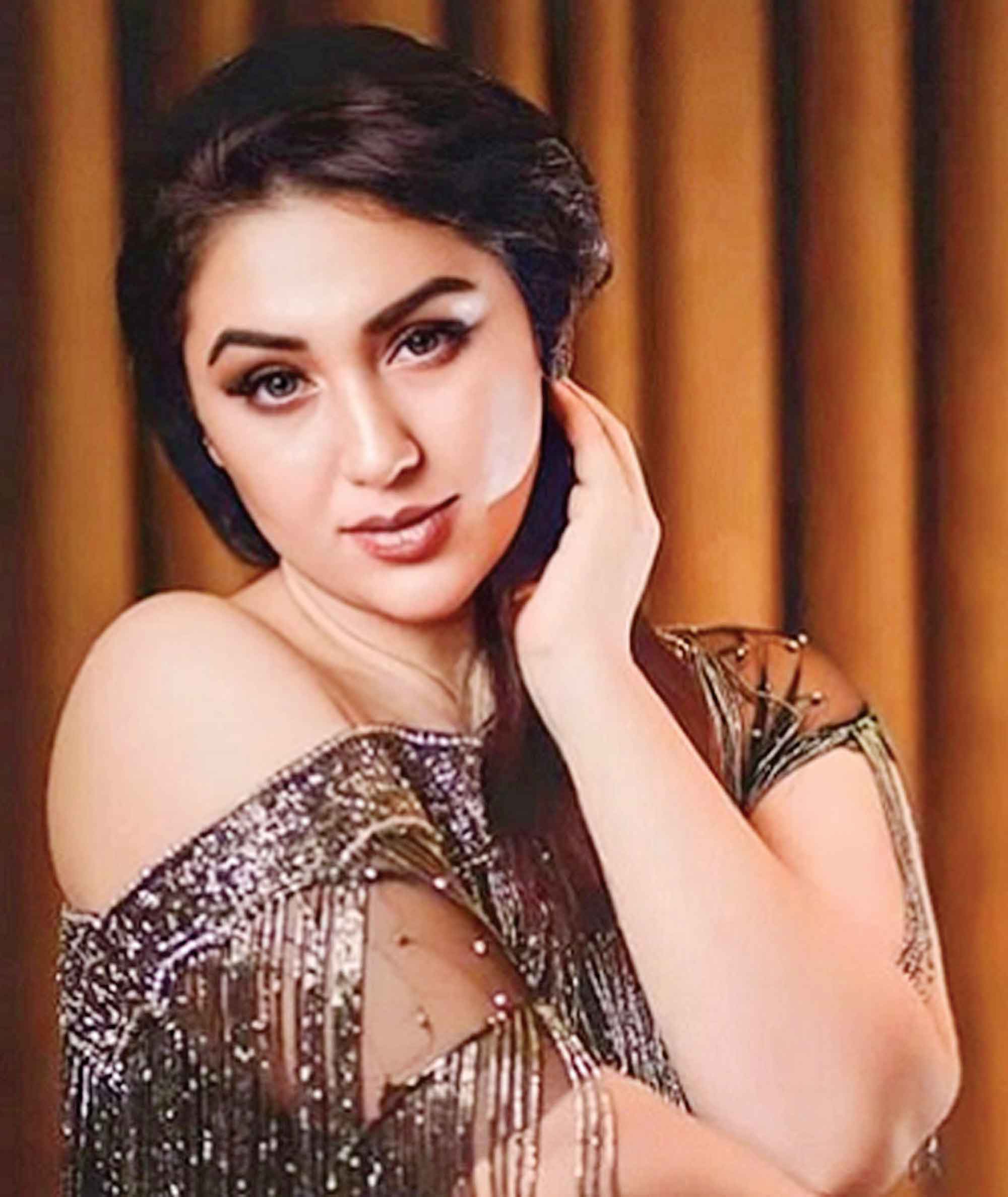 তোপের মুখে অপু বিশ্বাস