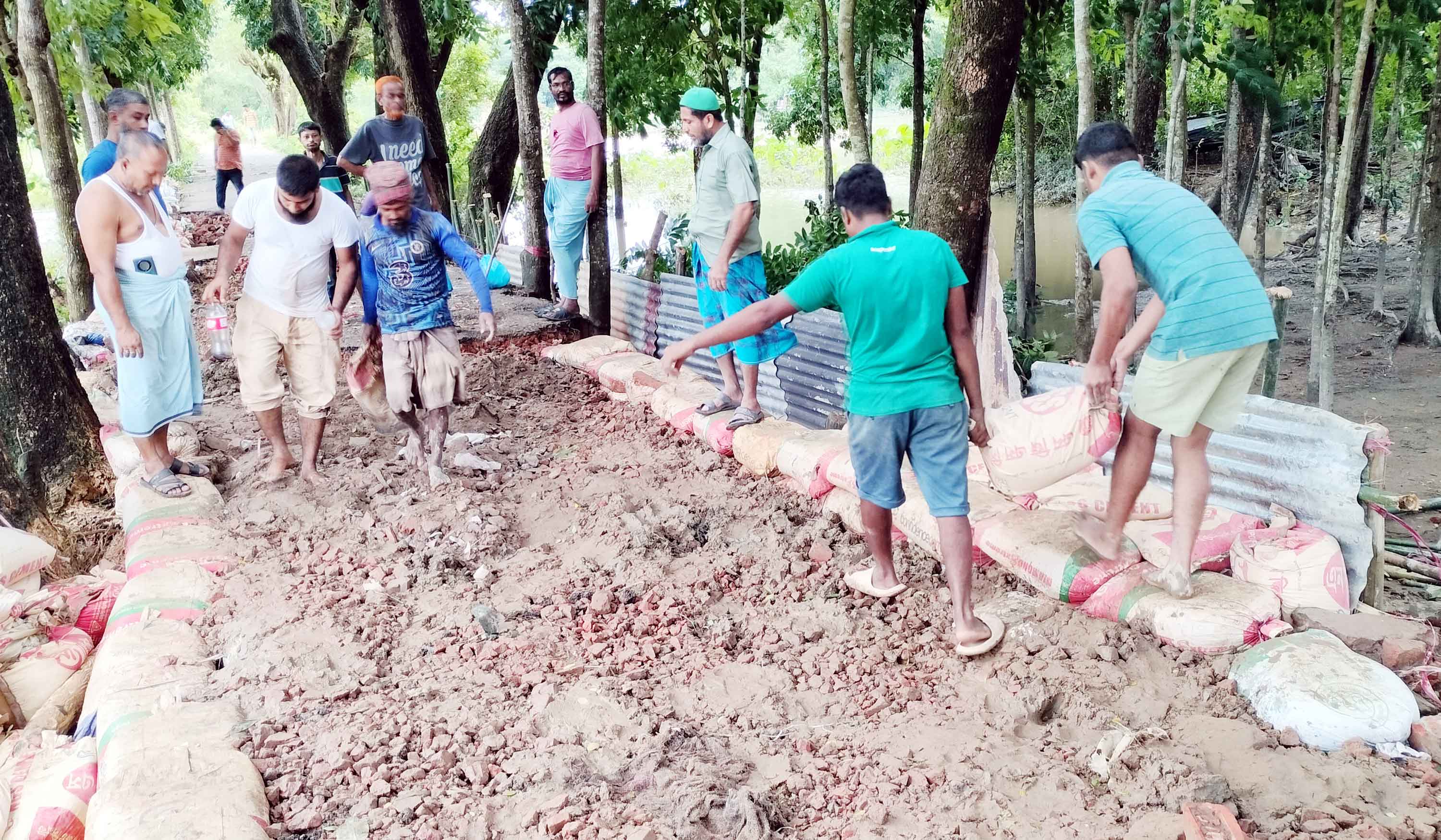 রাউজান ও পাইকগাছায় ক্ষতিগ্রস্ত বাঁধ-সড়ক স্বেচ্ছাশ্রমে সংস্কার