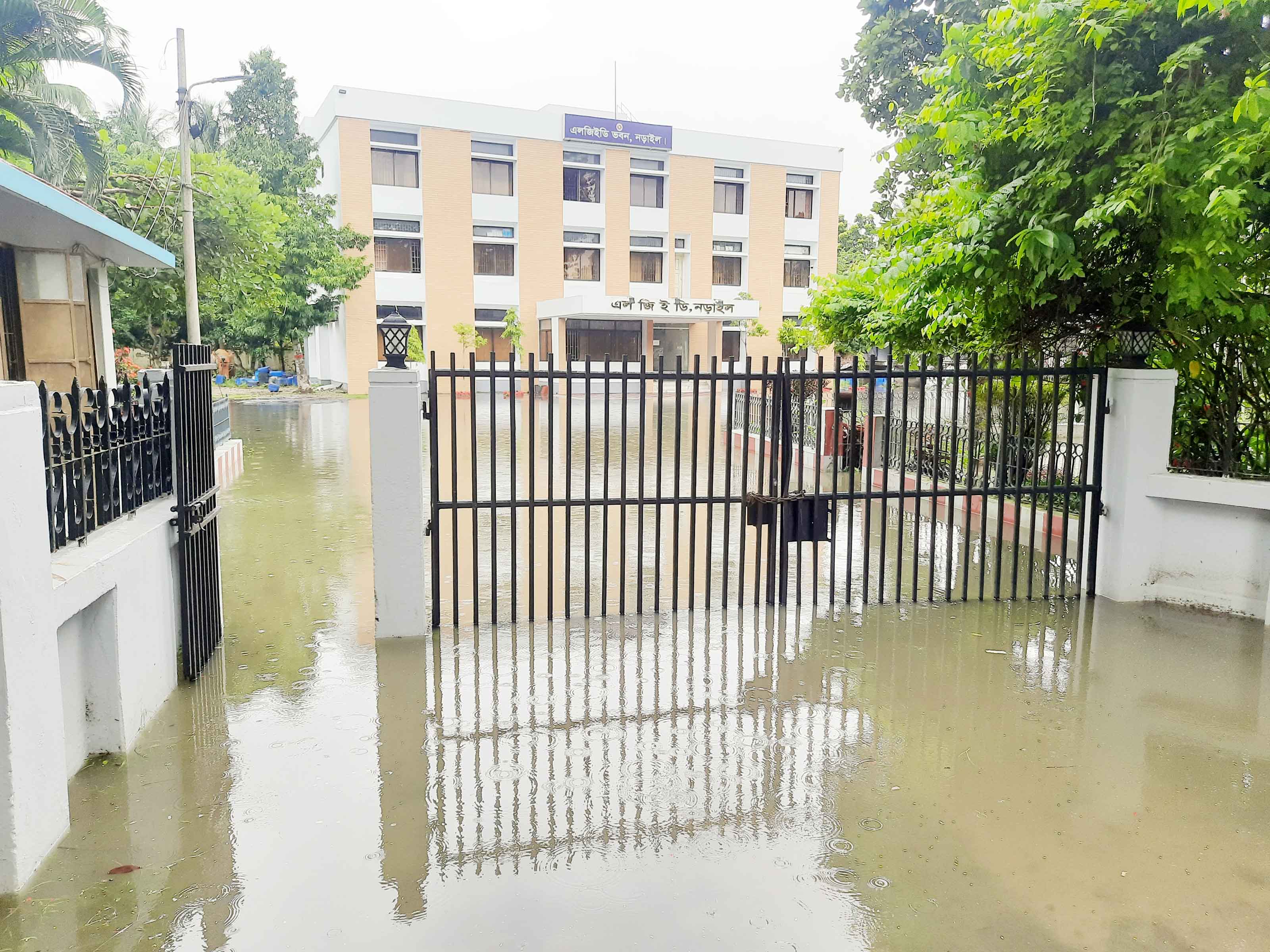 তিন ঘণ্টার বৃষ্টিতেই পানিবন্দি নড়াইলবাসী