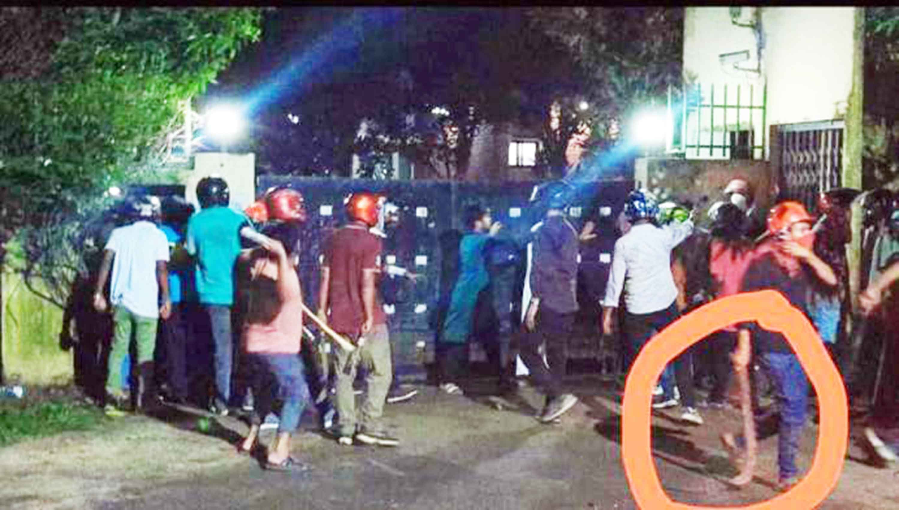 জাবিতে শিক্ষার্থীদের ওপর হামলায় জড়িত শিক্ষকদের পদত্যাগের দাবি