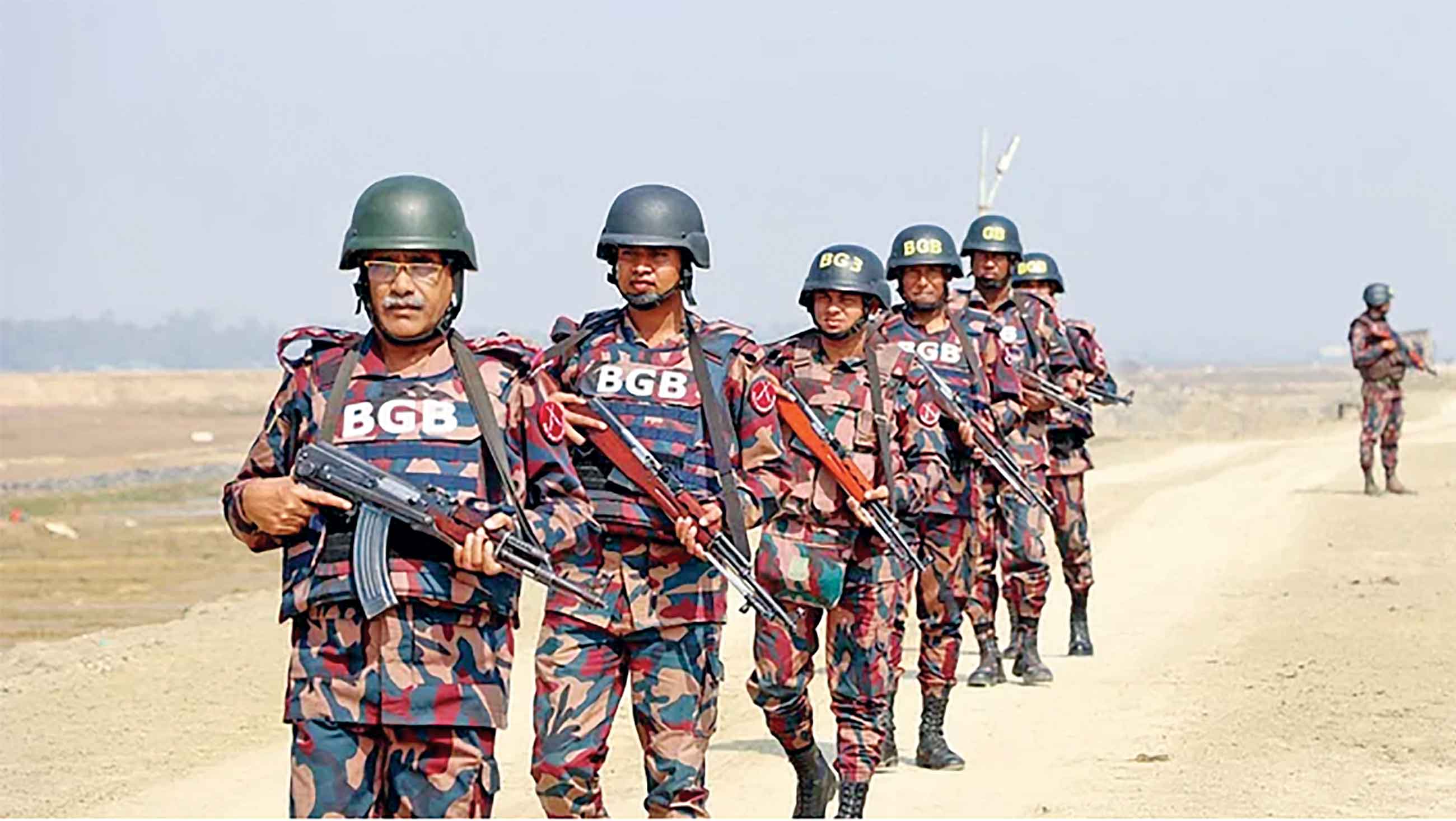 সীমান্তের ওপারে তীব্র সংঘাত আকাশে ধোঁয়ার কুন্ডলী