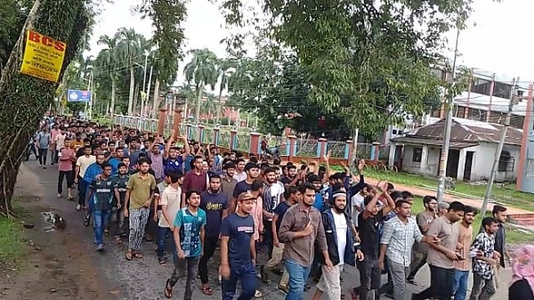 আন্দোলনের মুখে রাজনীতি বন্ধ করল বাকৃবি প্রশাসন