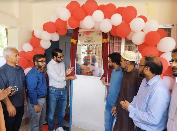 পবিপ্রবিতে ঘাসফুল শিক্ষার্থীদের জন্য শিক্ষা সহায়তা প্রদান ও স্মার্ট ক্লাস রুম উদ্বোধন