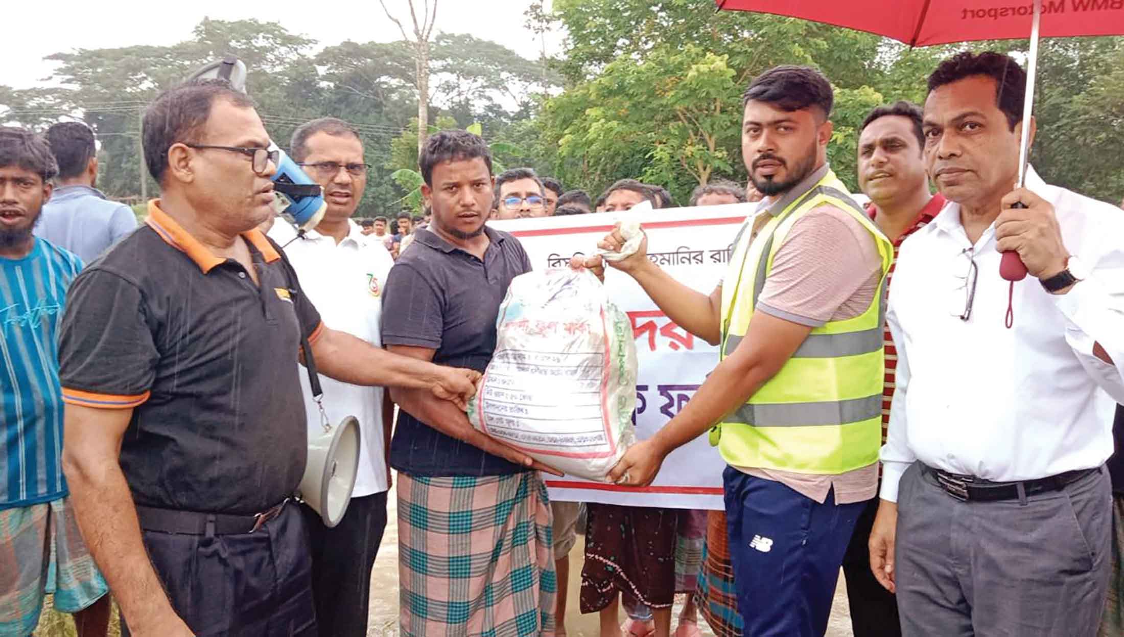 বন্যাদুর্গতদের পাশে যমুনা ব্যাংক ফাউন্ডেশন