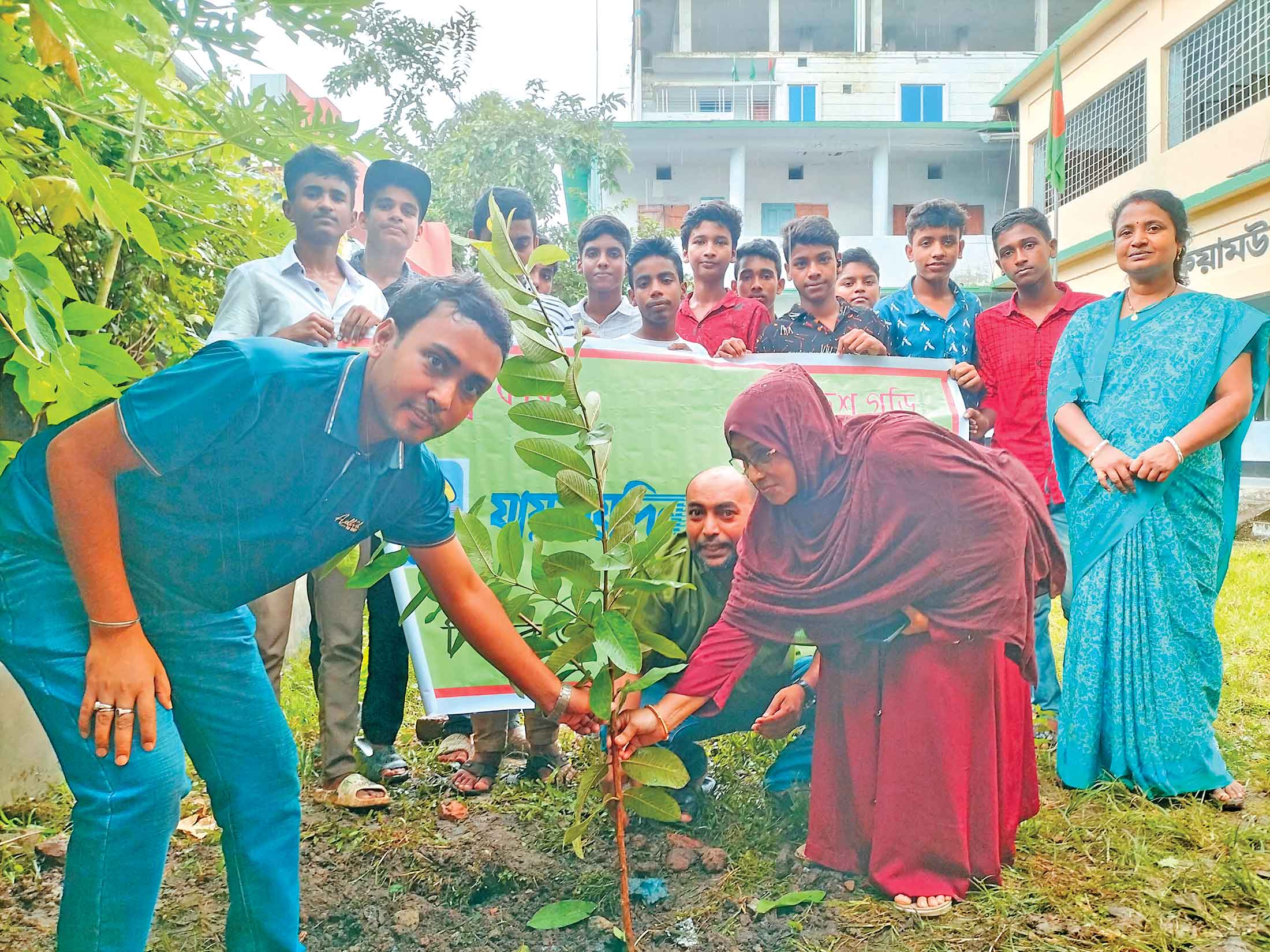 পিরোজপুরে গাছের চারা রোপণ কর্মসূচি