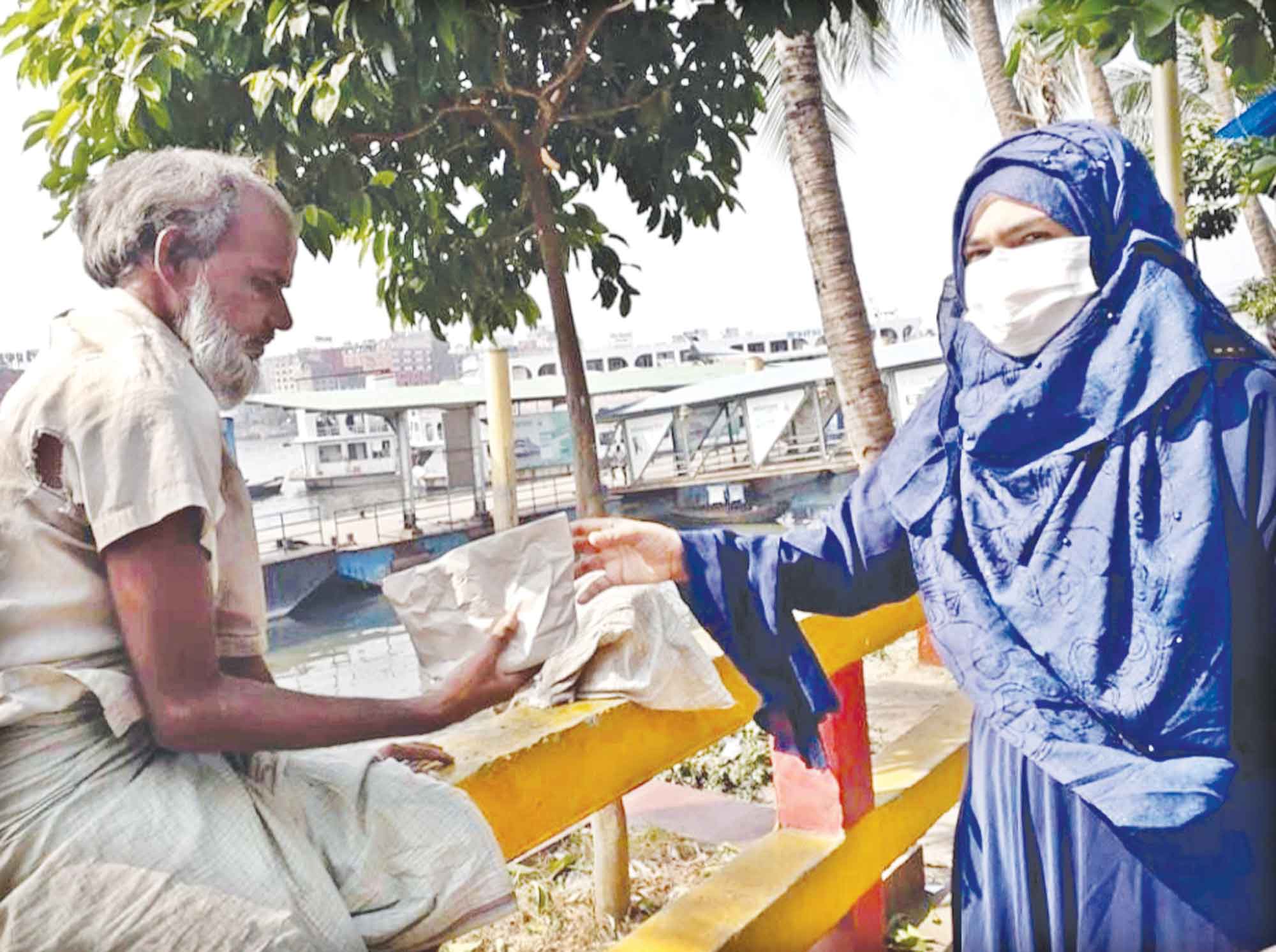 বিনামূল্যে নানামুখী মানবিক কাজ করেন যে নারী