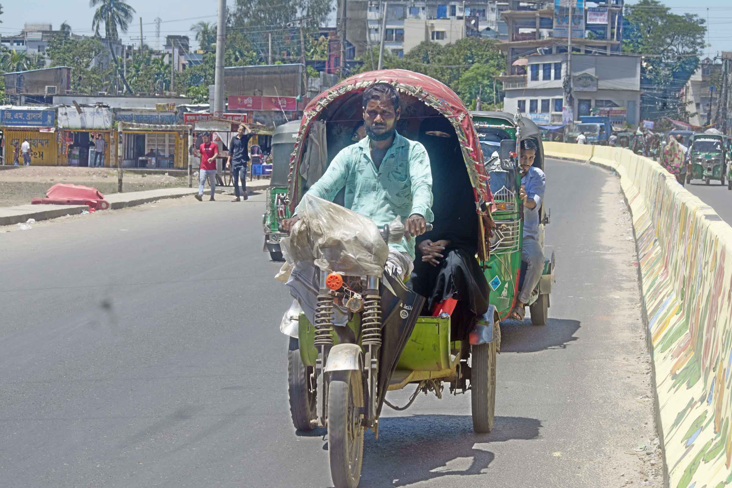 হাটহাজারী মহাসড়কে উল্টোপথে গিয়ে ইউটার্ন করছে চালক