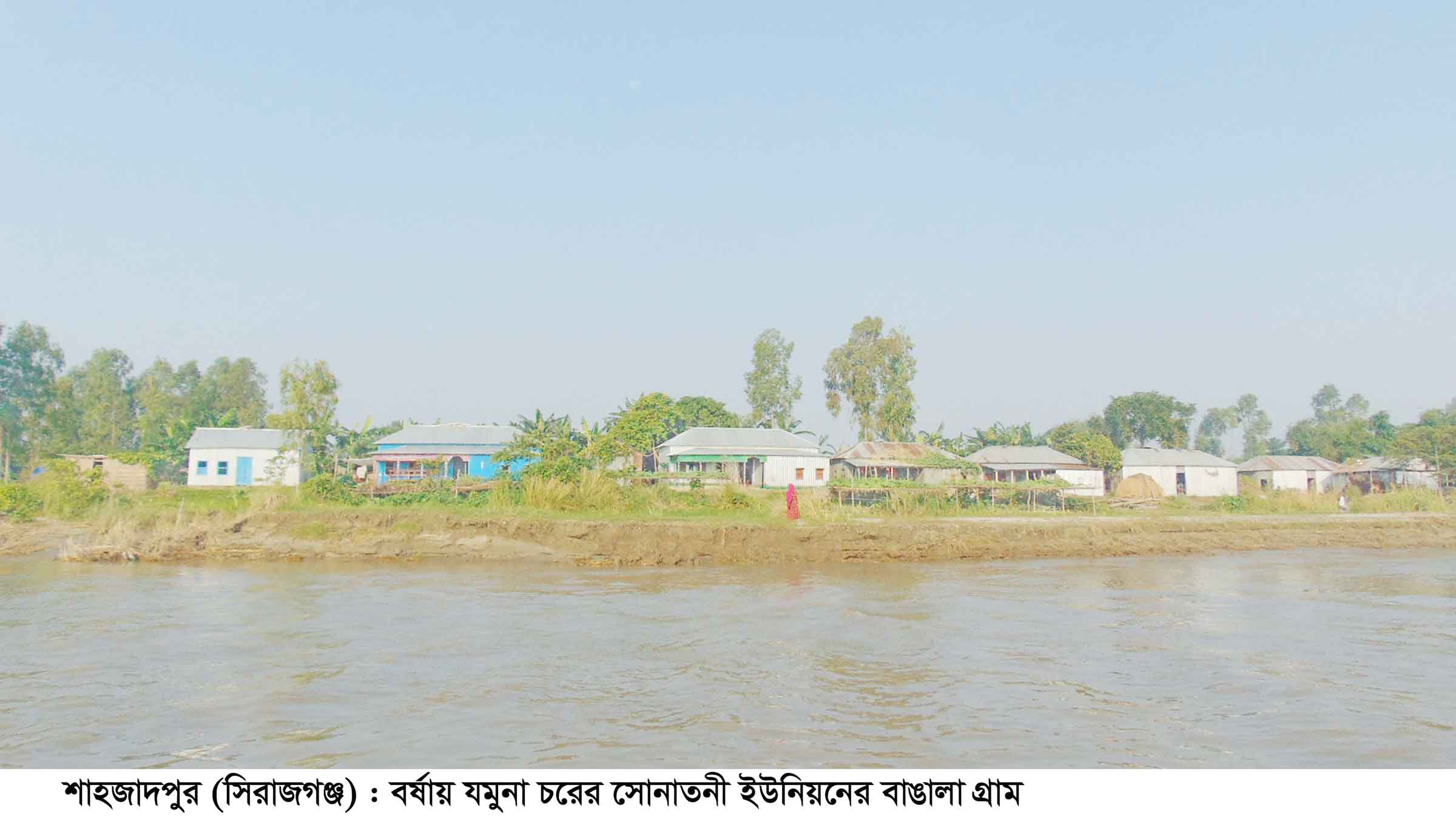 শাহজাদপুরে দীর্ঘস্থায়ী বন্যায় লাখো মানুষের দুর্ভোগ