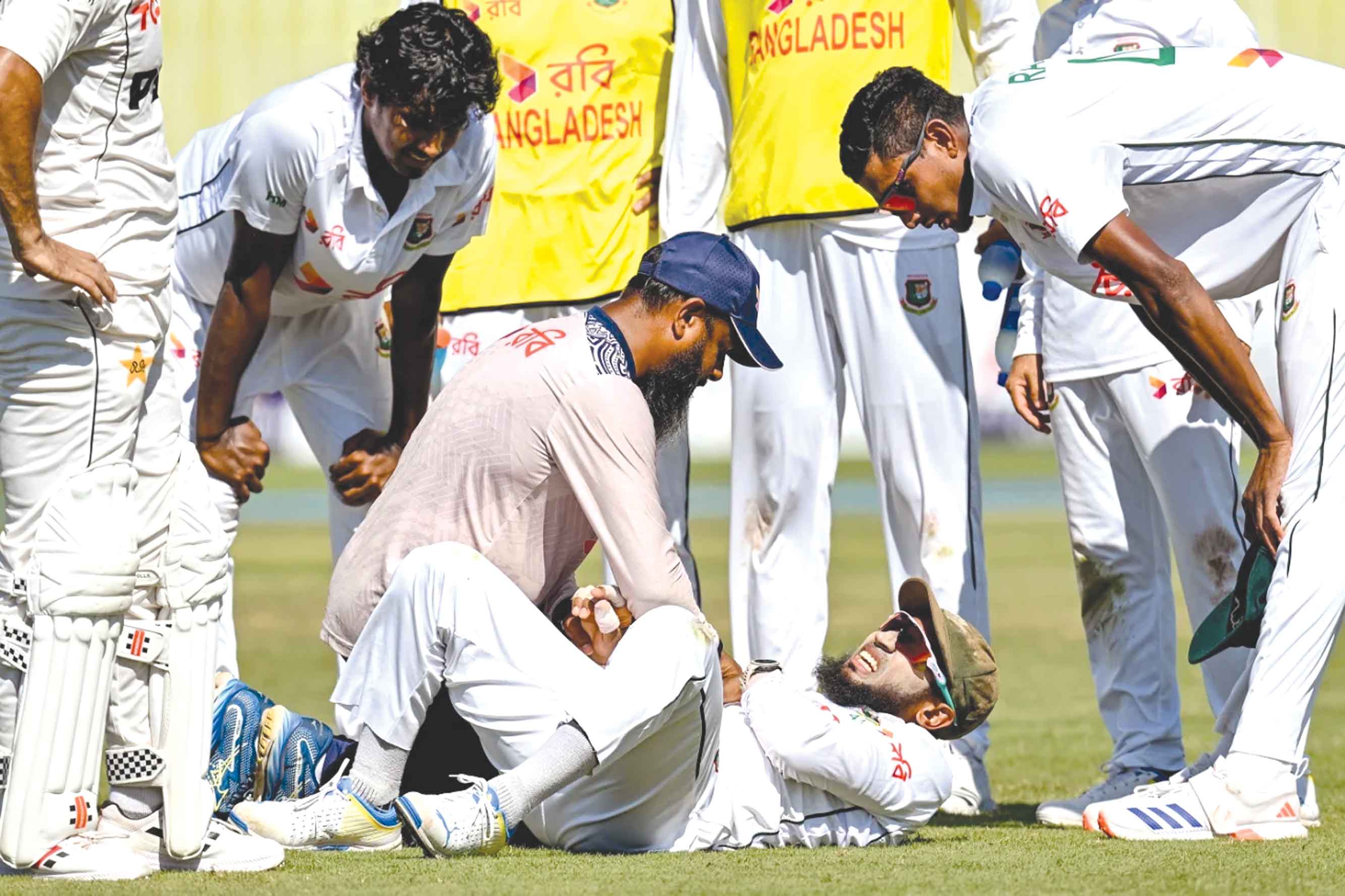 কাঁধের চোটে মাঠের বাইরে মুশফিক