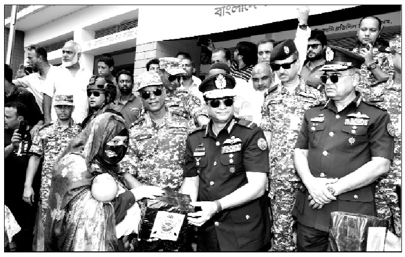 বিমান বাহিনী প্রধানের বন্যাকবলিত ফেনীর দুর্গাপুর এলাকা পরিদর্শন