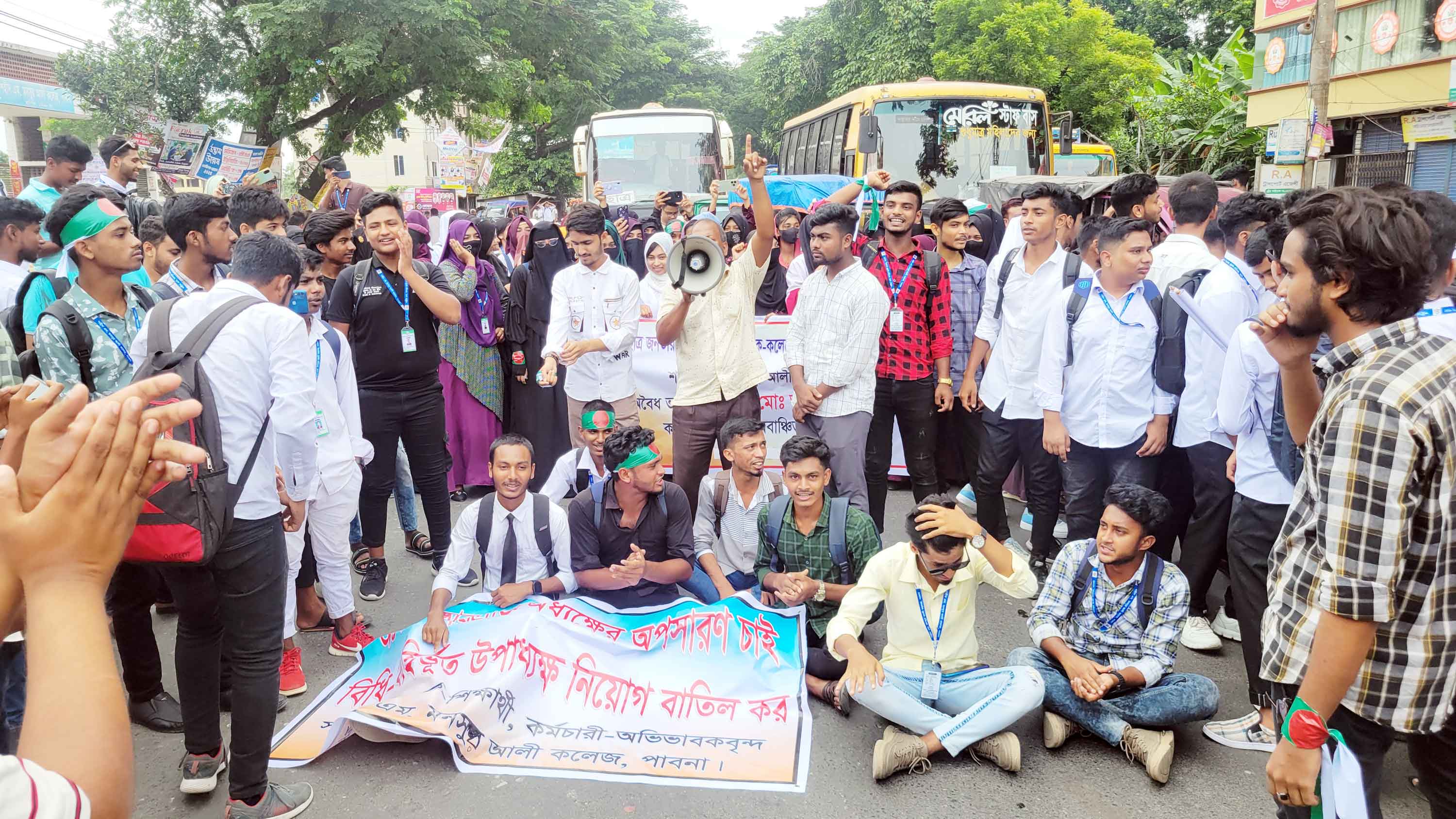 পদত্যাগের দাবি, হামলা ও টাকা আত্মসাতের প্রতিবাদে ছয় জেলায় মানববন্ধন