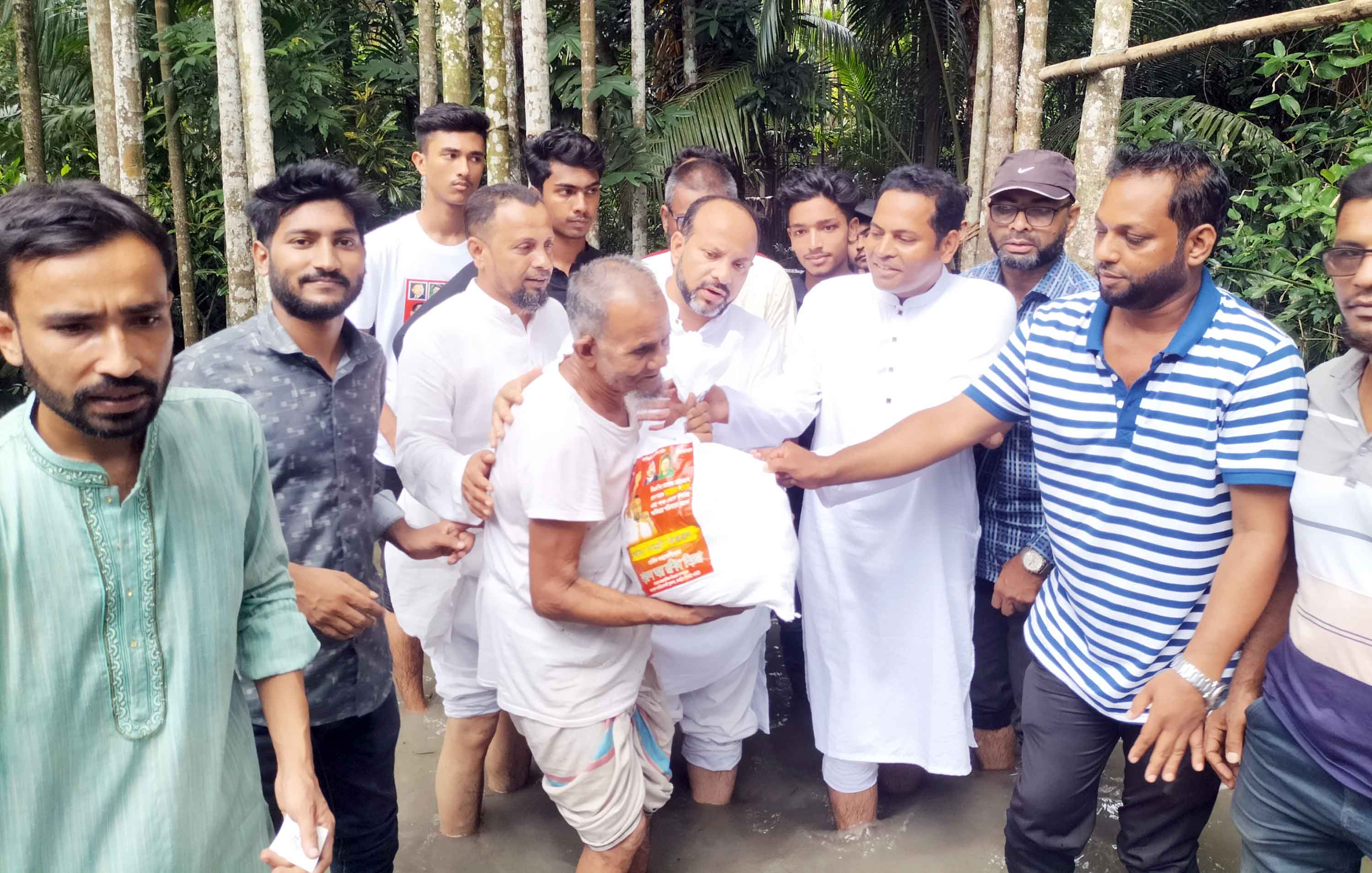 লক্ষ্ণীপুরে ৬০০ বন্যার্ত পরিবার পেল খাদ্য সহায়তা