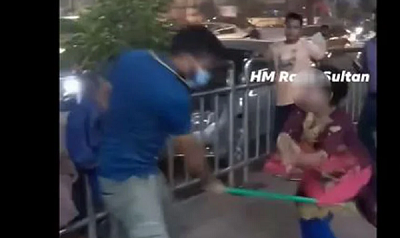 রাজধানীর শ্যামলীতে ভাসমান যৌনকর্মীদের মারধর, ভিডিও ভাইরাল