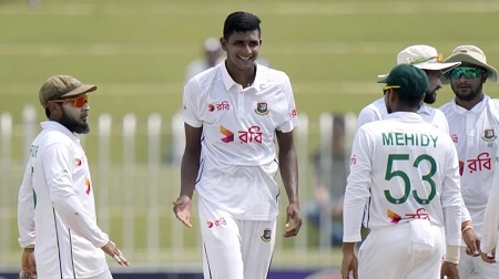 উড়ছে বাংলাদেশ, ধুঁকছে পাকিস্তান