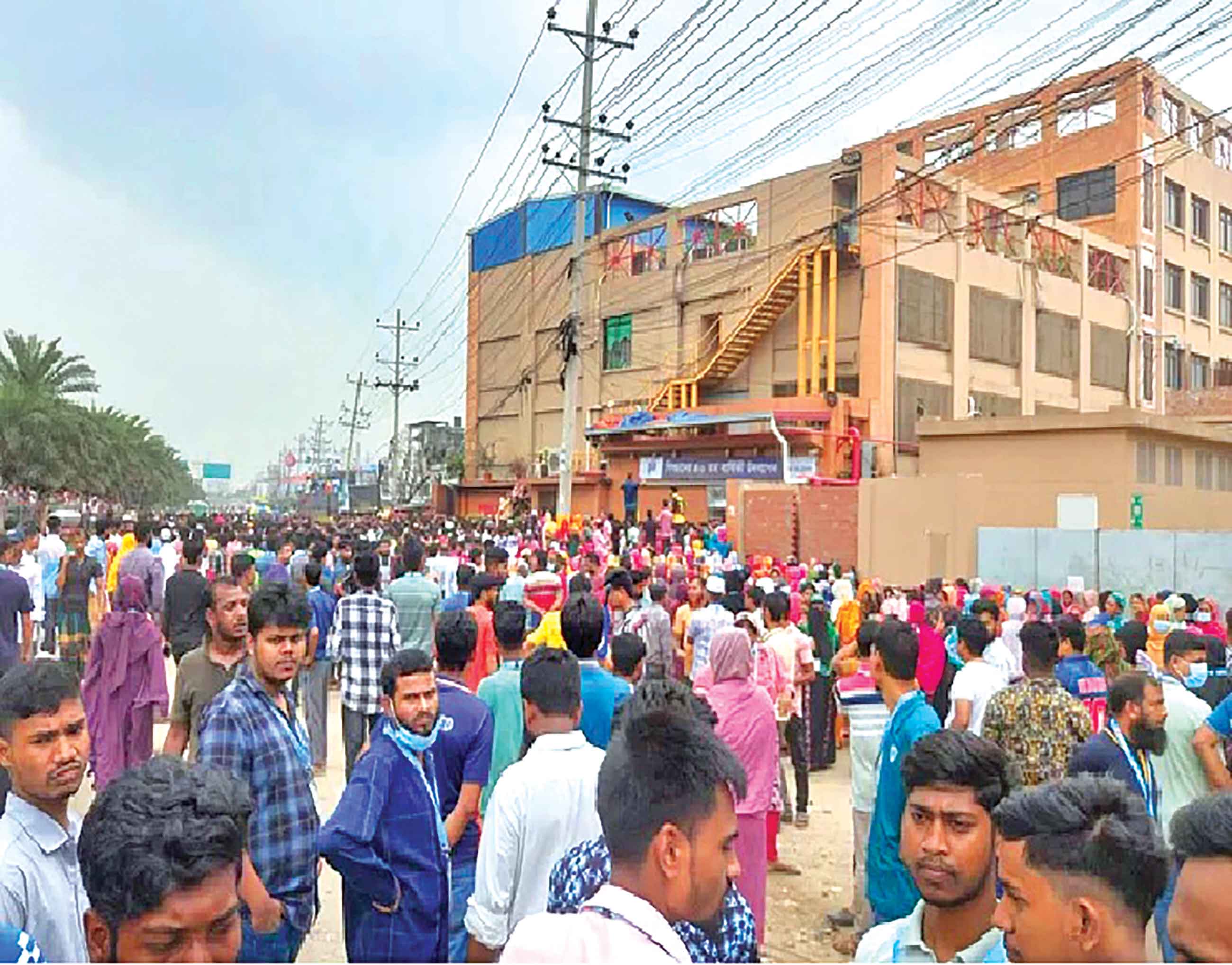 আশুলিয়া শিল্পাঞ্চলে শ্রমিক বিক্ষোভ, সড়ক অবরোধ
