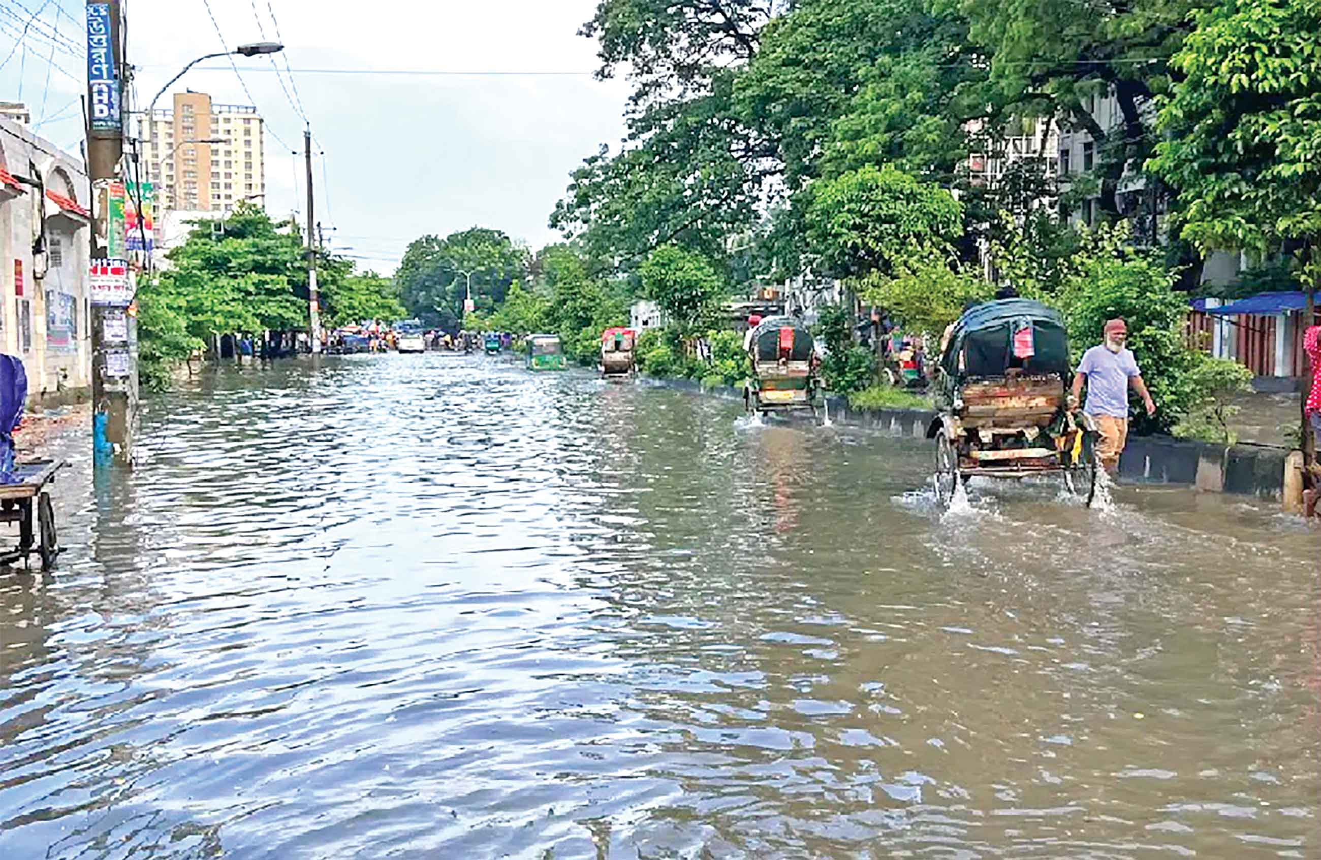 অল্প বৃষ্টিতেই নিউমার্কেট এলাকায় জলাবদ্ধতা