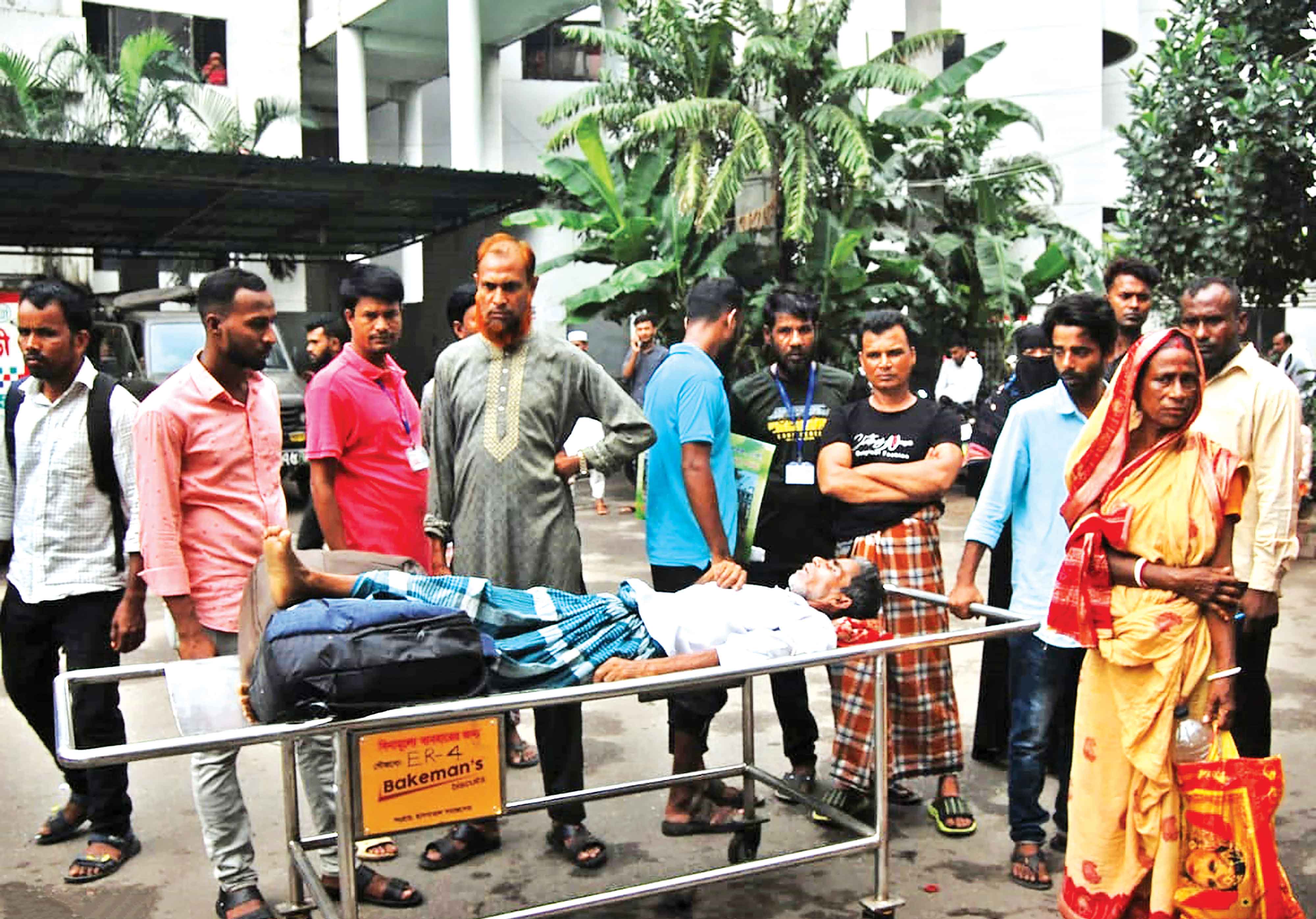 ঢাকা মেডিকেলে বহির্বিভাগ বন্ধ, ভোগান্তিতে রোগীরা