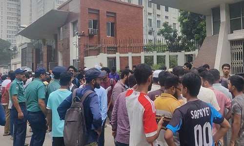 যে দাবিতে সচিবালয়ের সামনে ঢাকা বিশ্ববিদ্যালয়ের শিক্ষার্থীদের অবস্থান