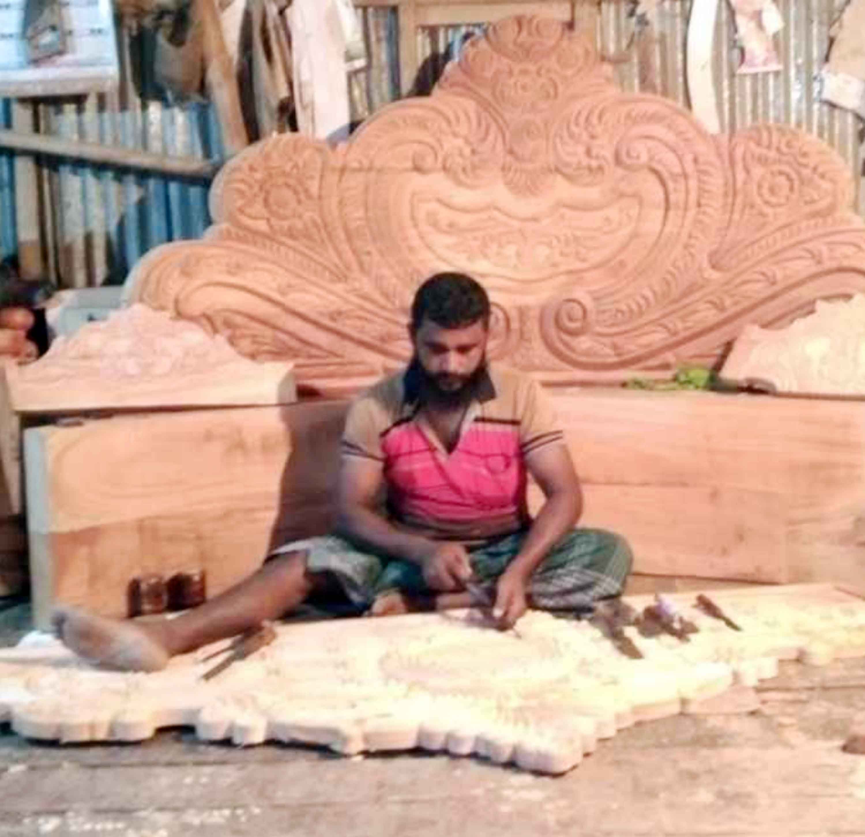 শুকনো কাঠে ফুল ফুটিয়ে চলে তাদের জীবন