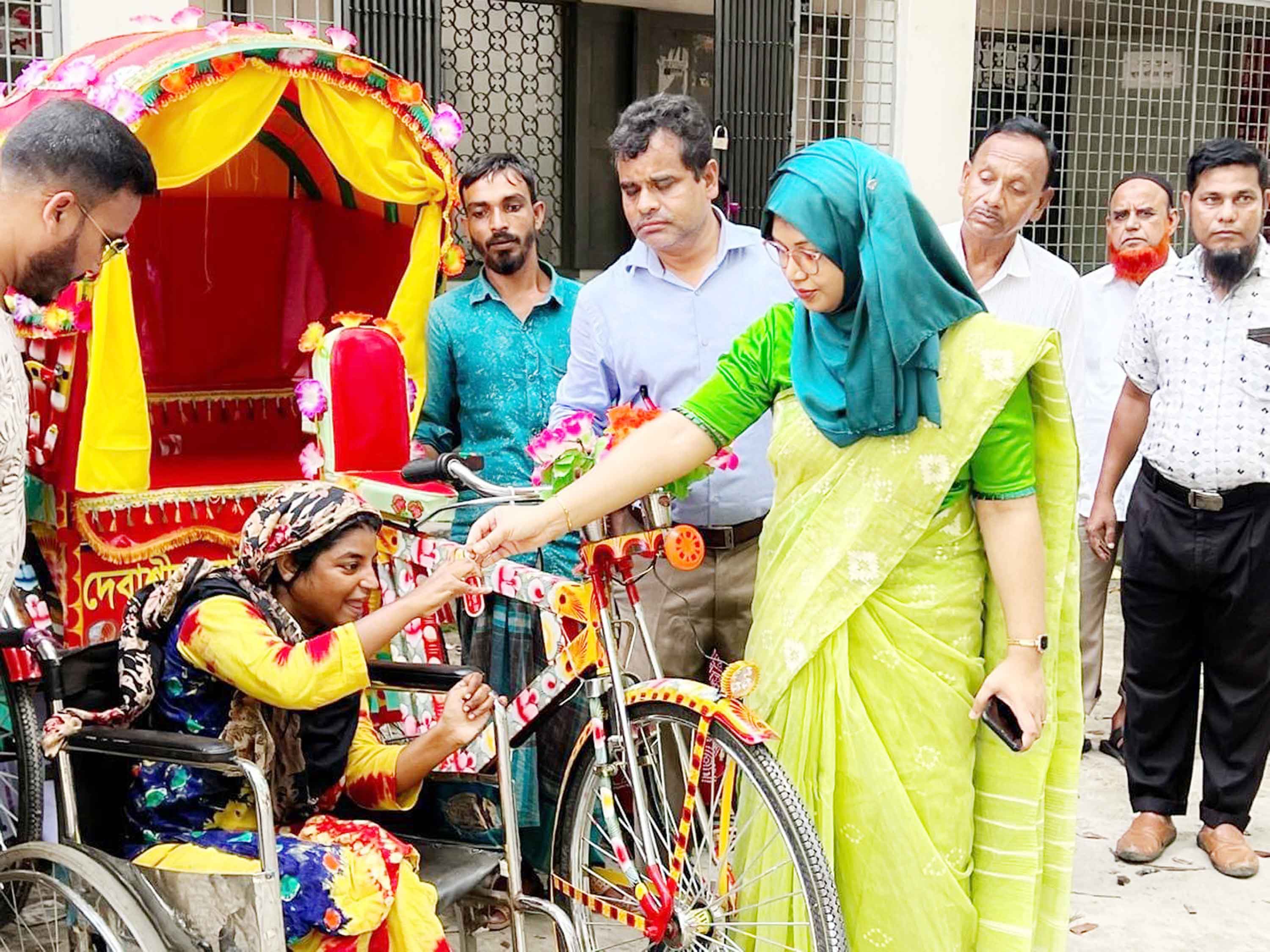 রিকশা উপহার পেয়ে খুশি শারীরিক প্রতিবন্ধী মিম