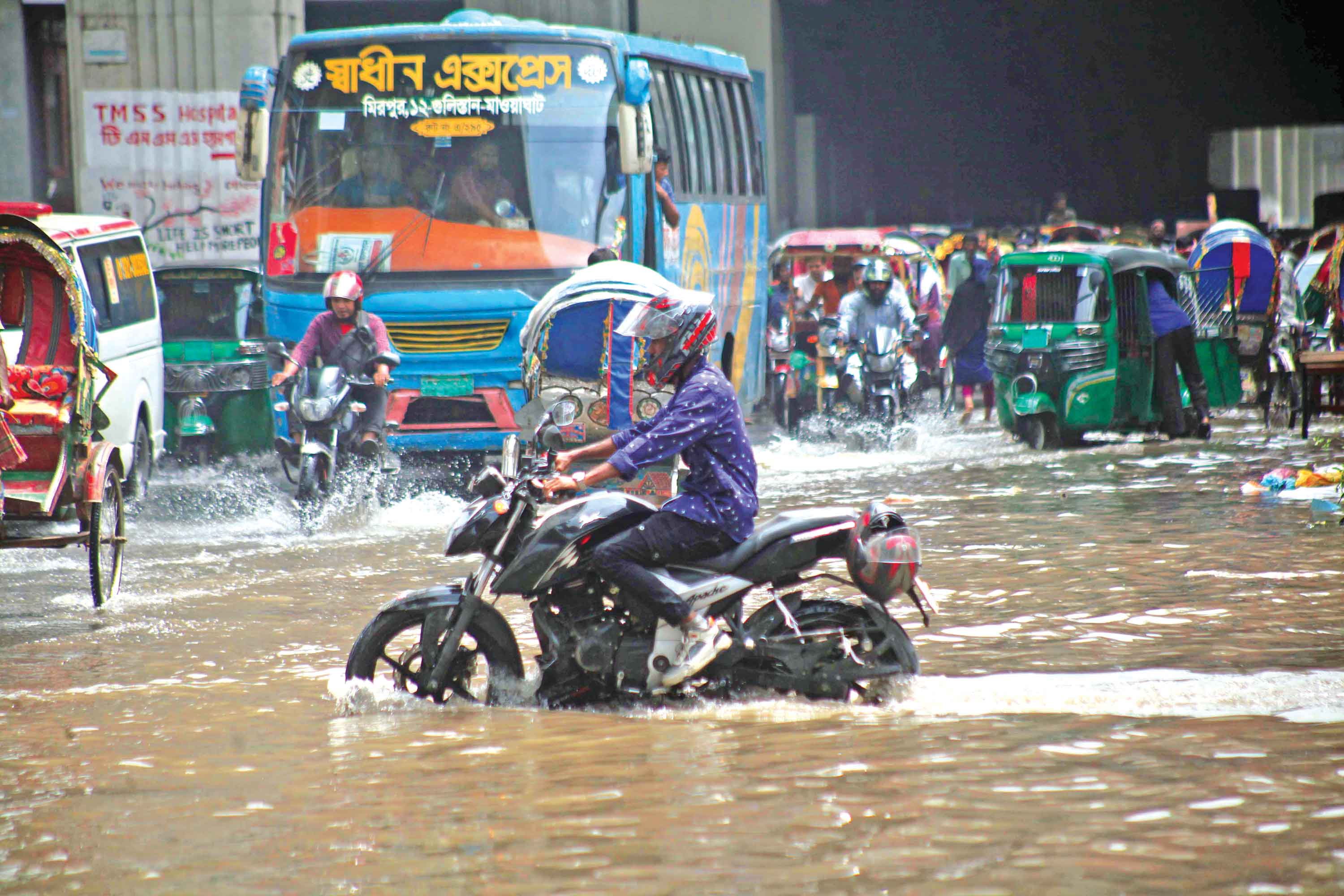 বৃষ্টিতে জলাবদ্ধ ঢাকা পথে পথে ভোগান্তি