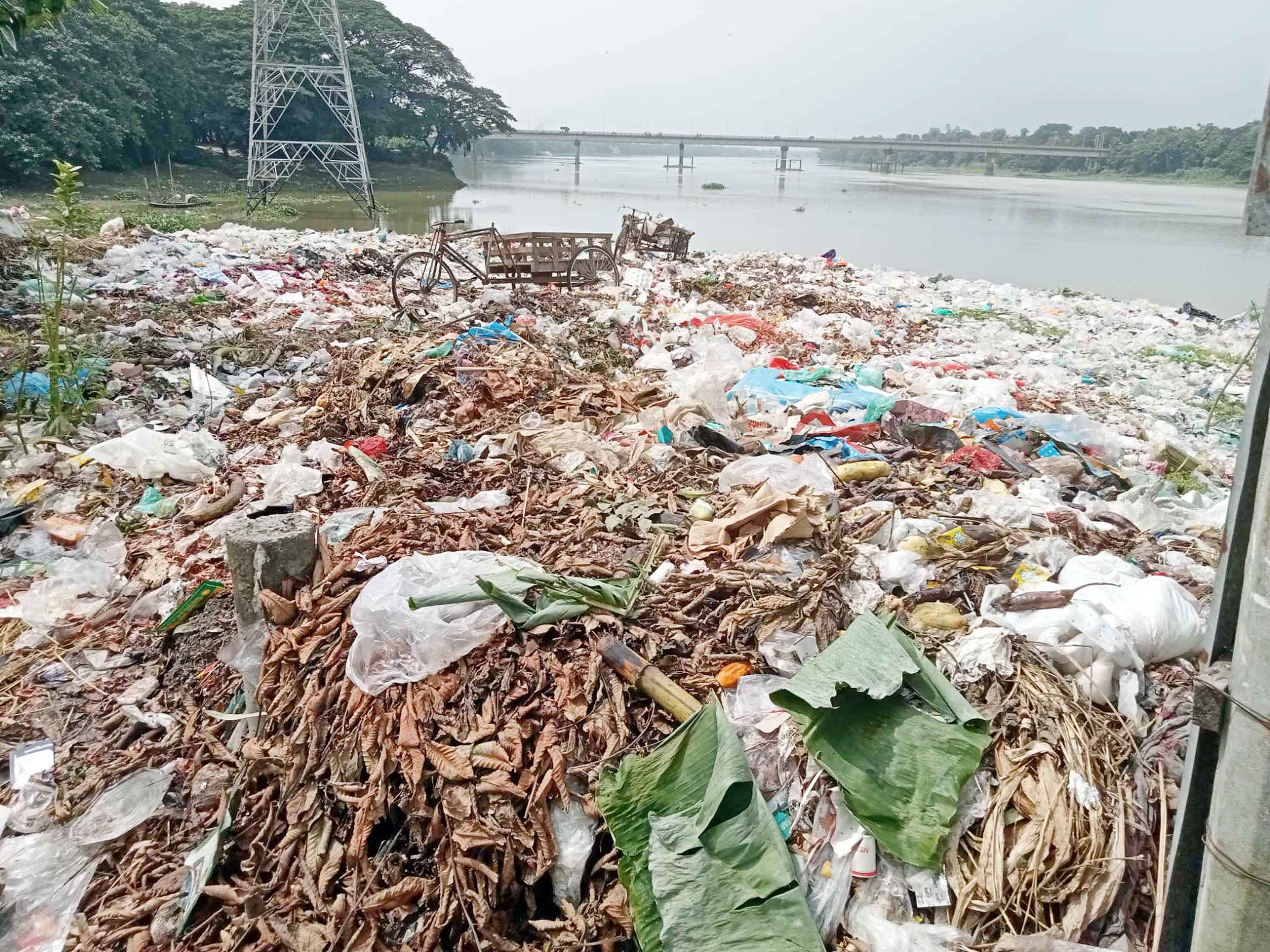 কাপাসিয়ায় বর্জ্যে দূষিত শীতলক্ষ্যার পানি