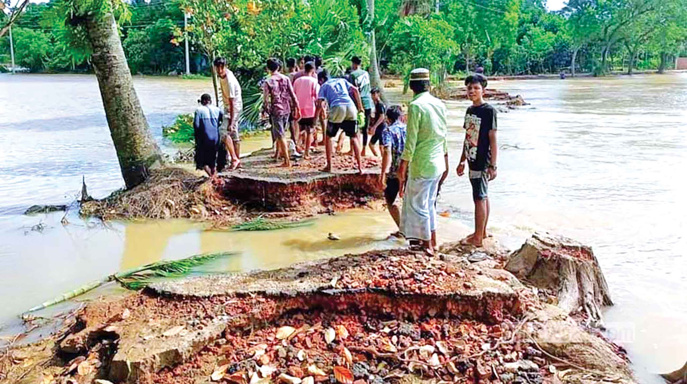 কুমিলস্নায় বন্যায় ১১০০ কিলোমিটার পাকা সড়কের ক্ষতি