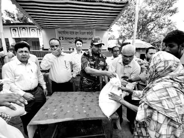 বন্যাকবলিতদের পাশে বাংলাদেশ পলস্নী বিদু্যতায়ন বোর্ড