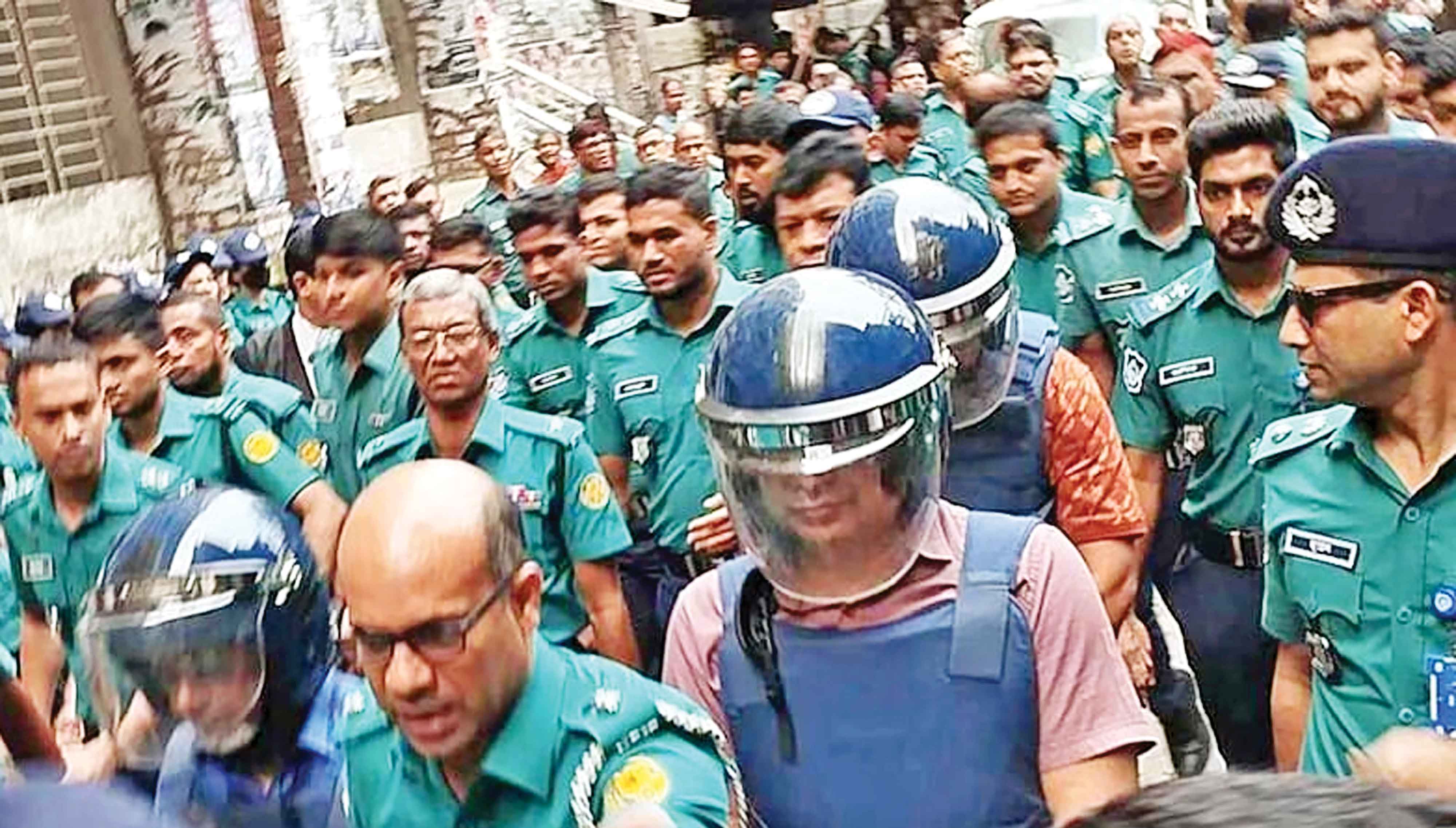সাবেক দুই আইজিপি ও দিলীপ কুমার আগরওয়াল রিমান্ডে
