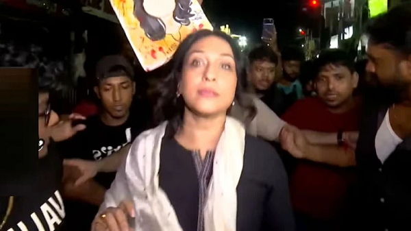 জনরোষের মুখে পালিয়ে গেলেন ঋতুপর্ণা