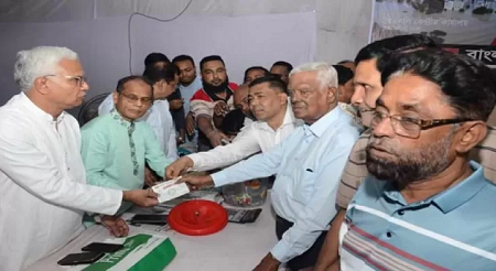 কেন্দ্রীয় ত্রাণ তহবিলে গফরগাঁও উপজেলা বিএনপির নগদ অর্থ সহায়তা