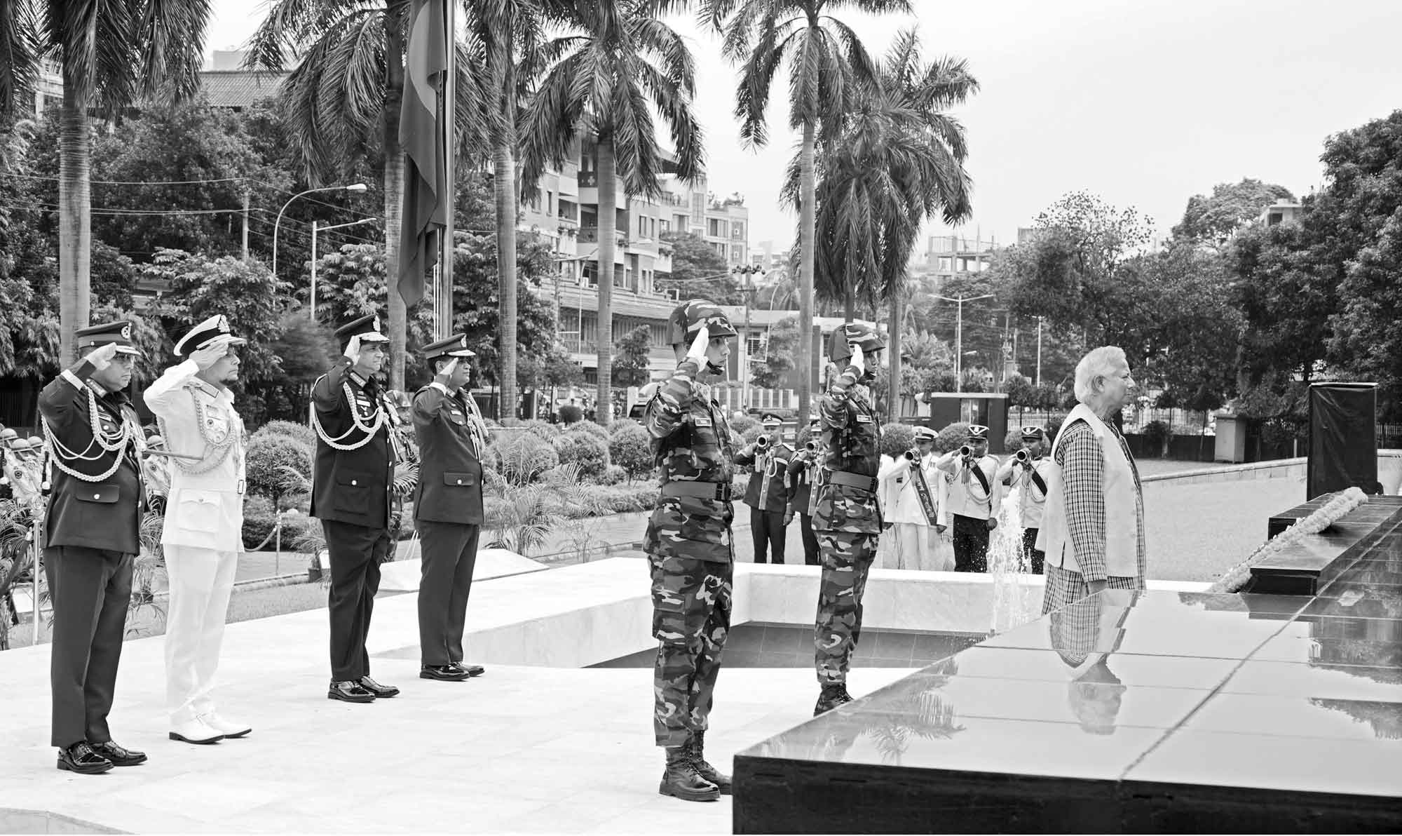সেনানিবাসের শিখা অনির্বাণে প্রধান উপদেষ্টার পুষ্পস্তবক অর্পণ
