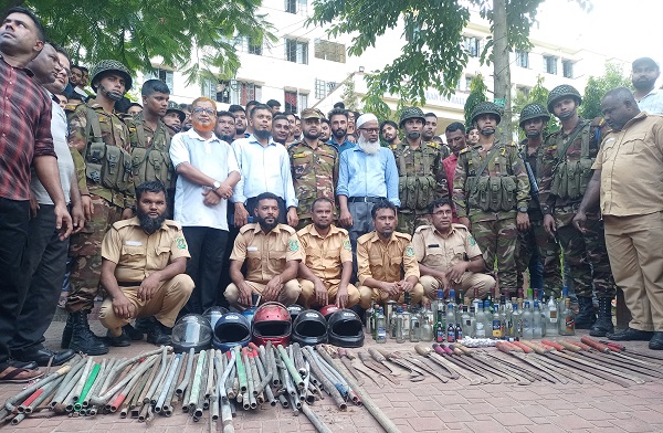 সিকৃবির হলে সেনাবাহিনীর অভিযান, বিপুল সংখ্যক অস্ত্র উদ্ধার