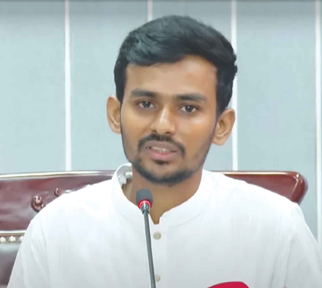 একই সঙ্গে খেলা-রাজনীতির পক্ষে নয় ক্রীড়া উপদেষ্টা