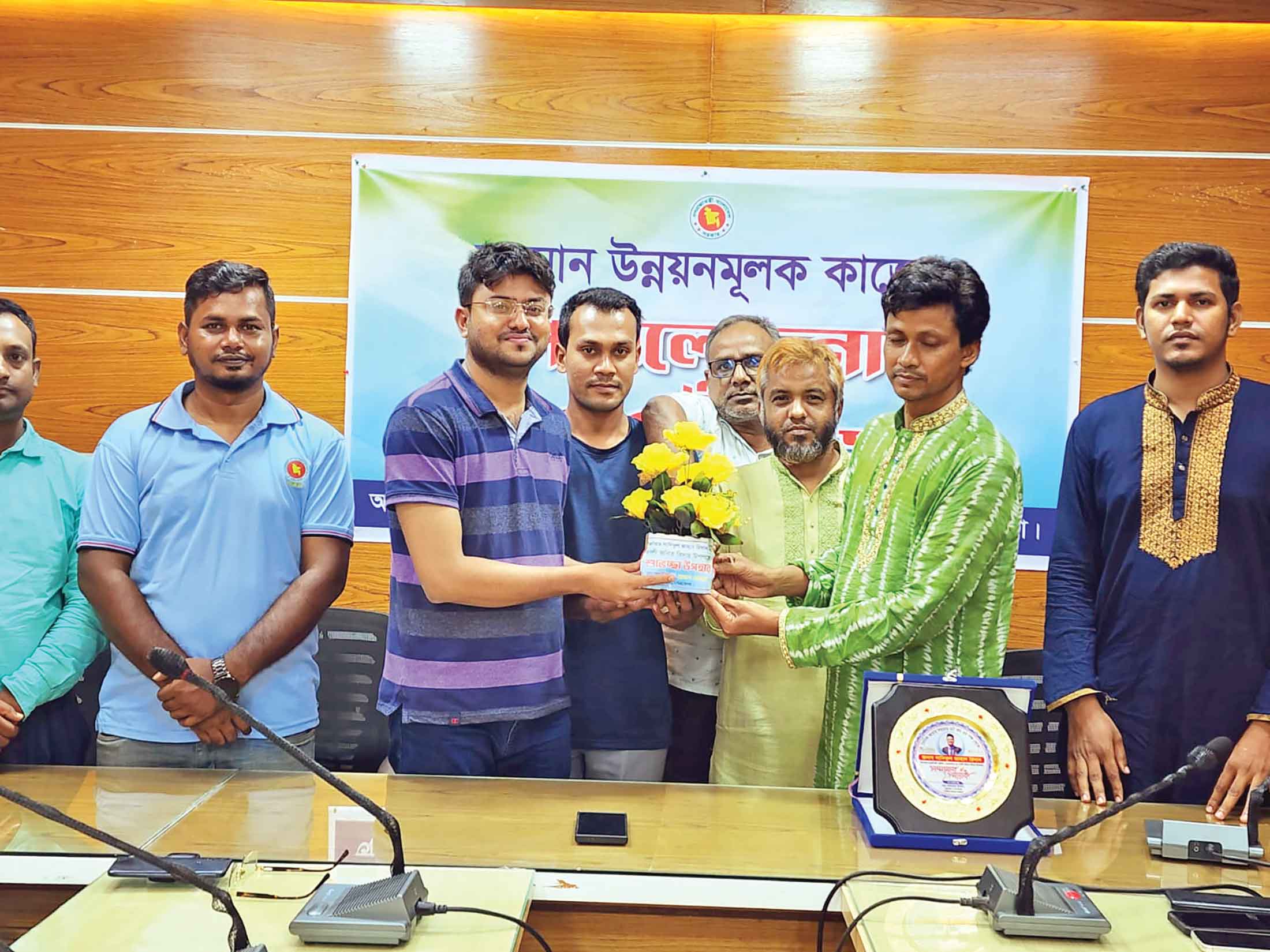পূর্বধলায় উপদেষ্টা প্রকৌশলীকে বিদায়ী শুভেচ্ছা