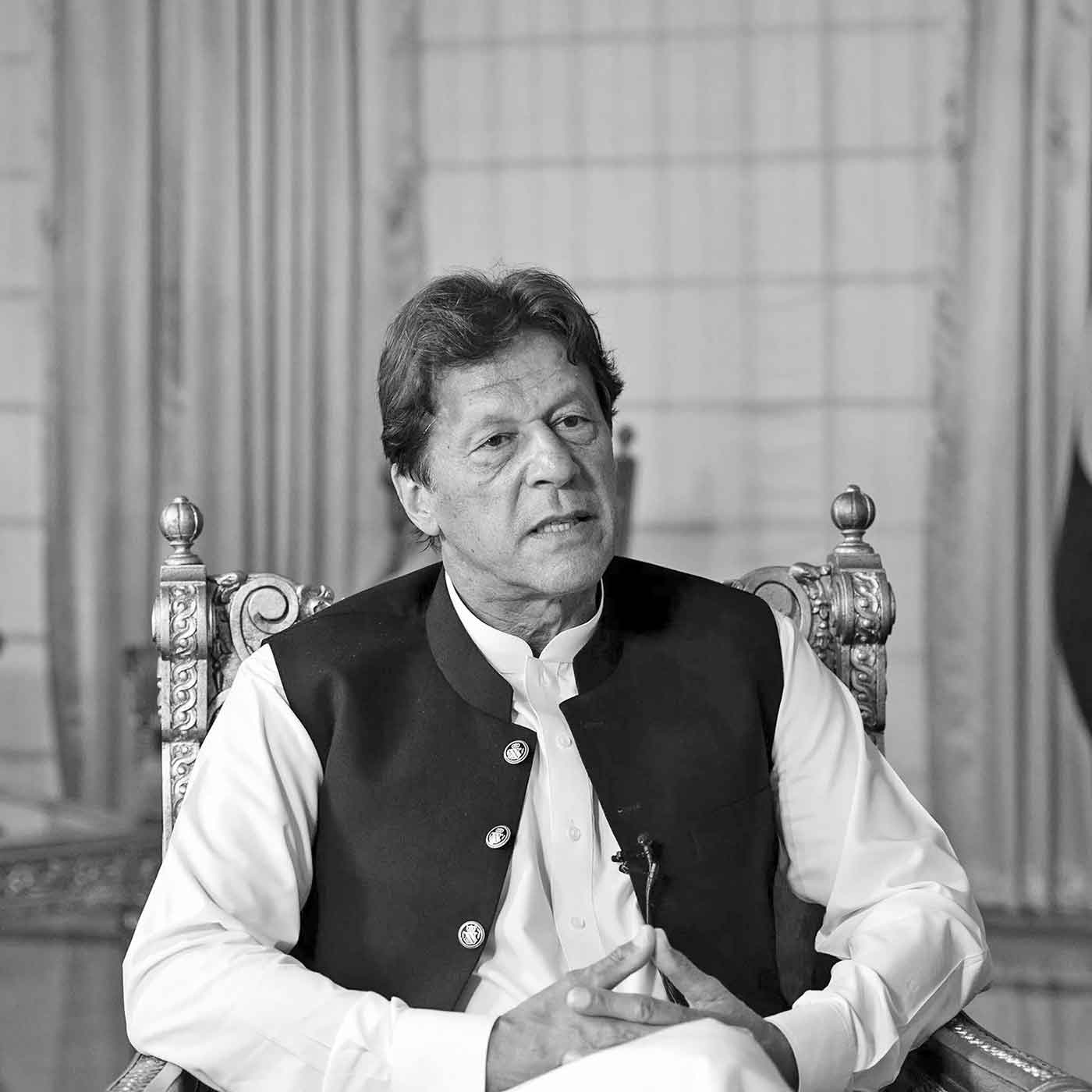 সামরিক আইনে বিচার হতে পারে ইমরান খানের